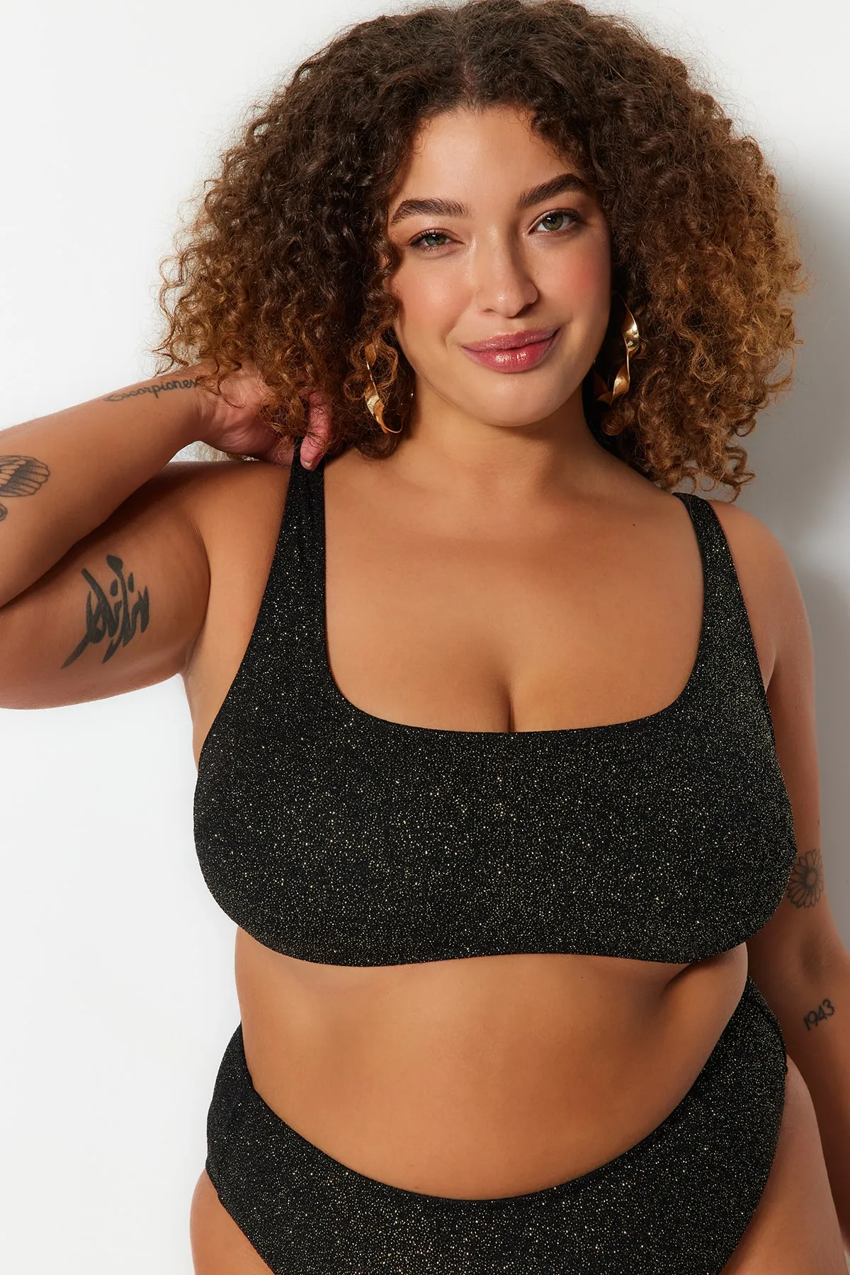 Trendyol Curve  Schwarzes Bralette-Bikinioberteil mit schlankmachendem Effekt aus Lurex-Stoff TBBSS23CT00010