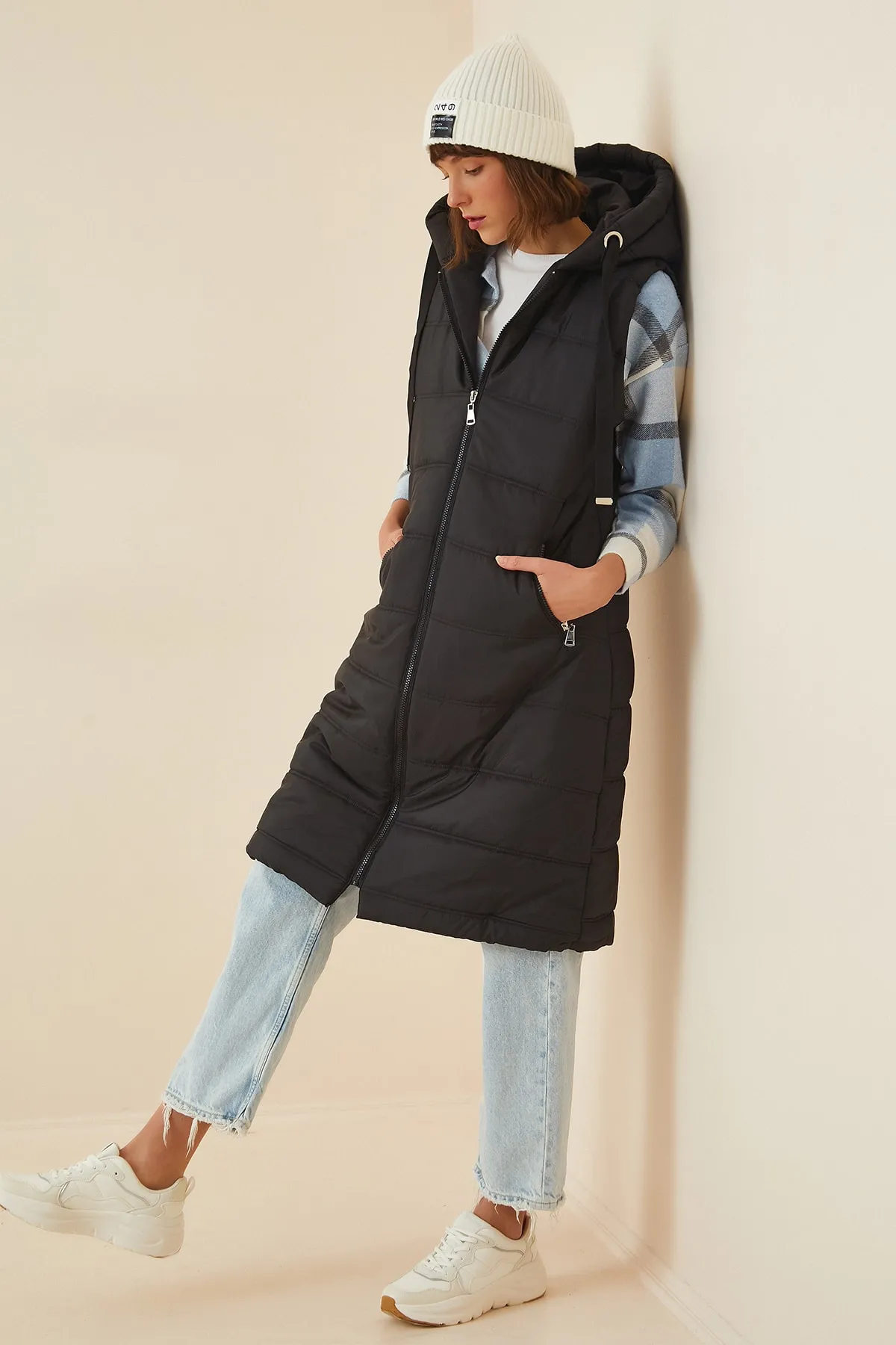 Happiness İstanbul  Schwarze, ärmellose Pufferweste mit Kapuze für Damen DD01010