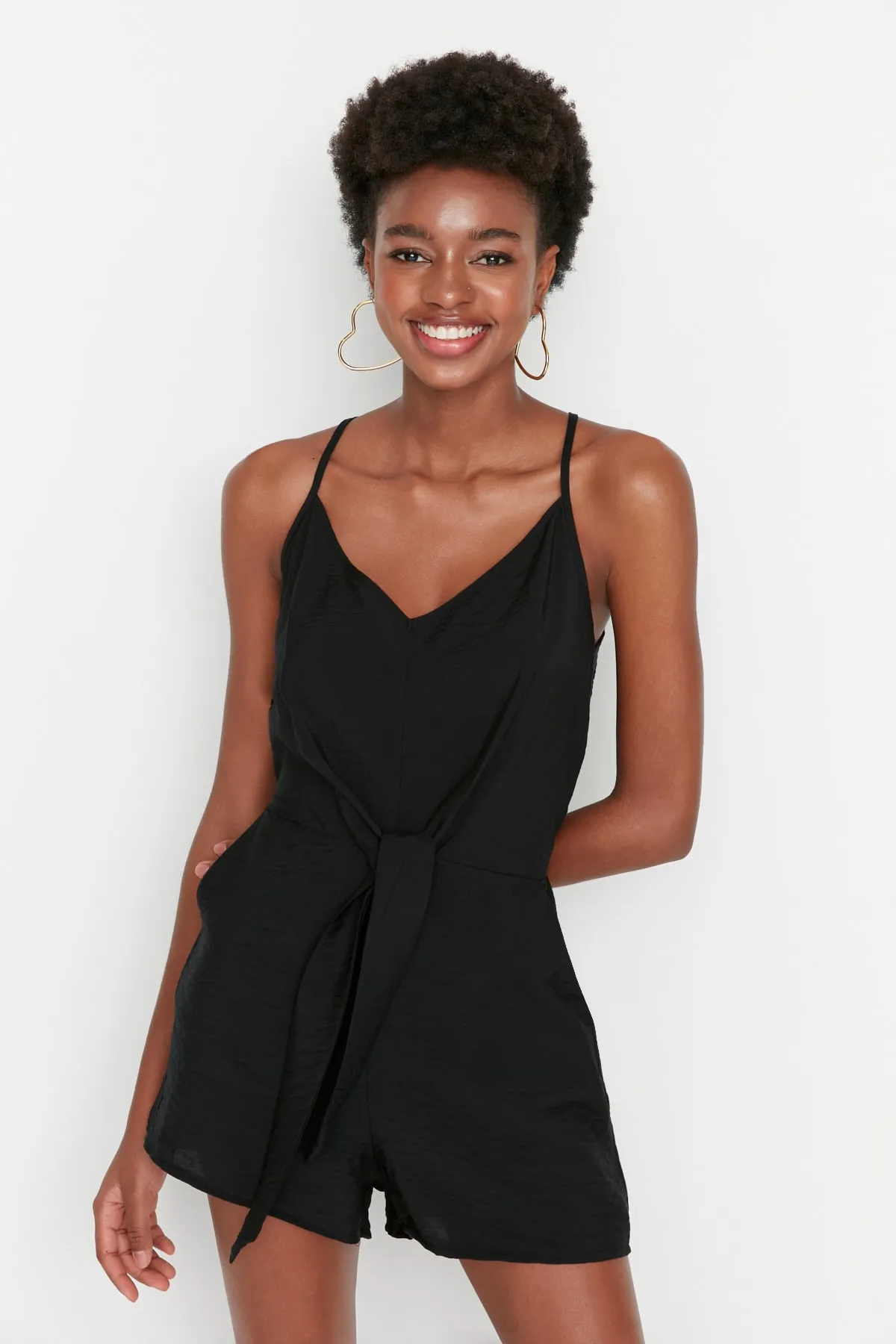Trendyol Collection  Schwarzer Mini-Jumpsuit aus Webstoff mit Gürtel und Bindedetail TWOSS22TU0300