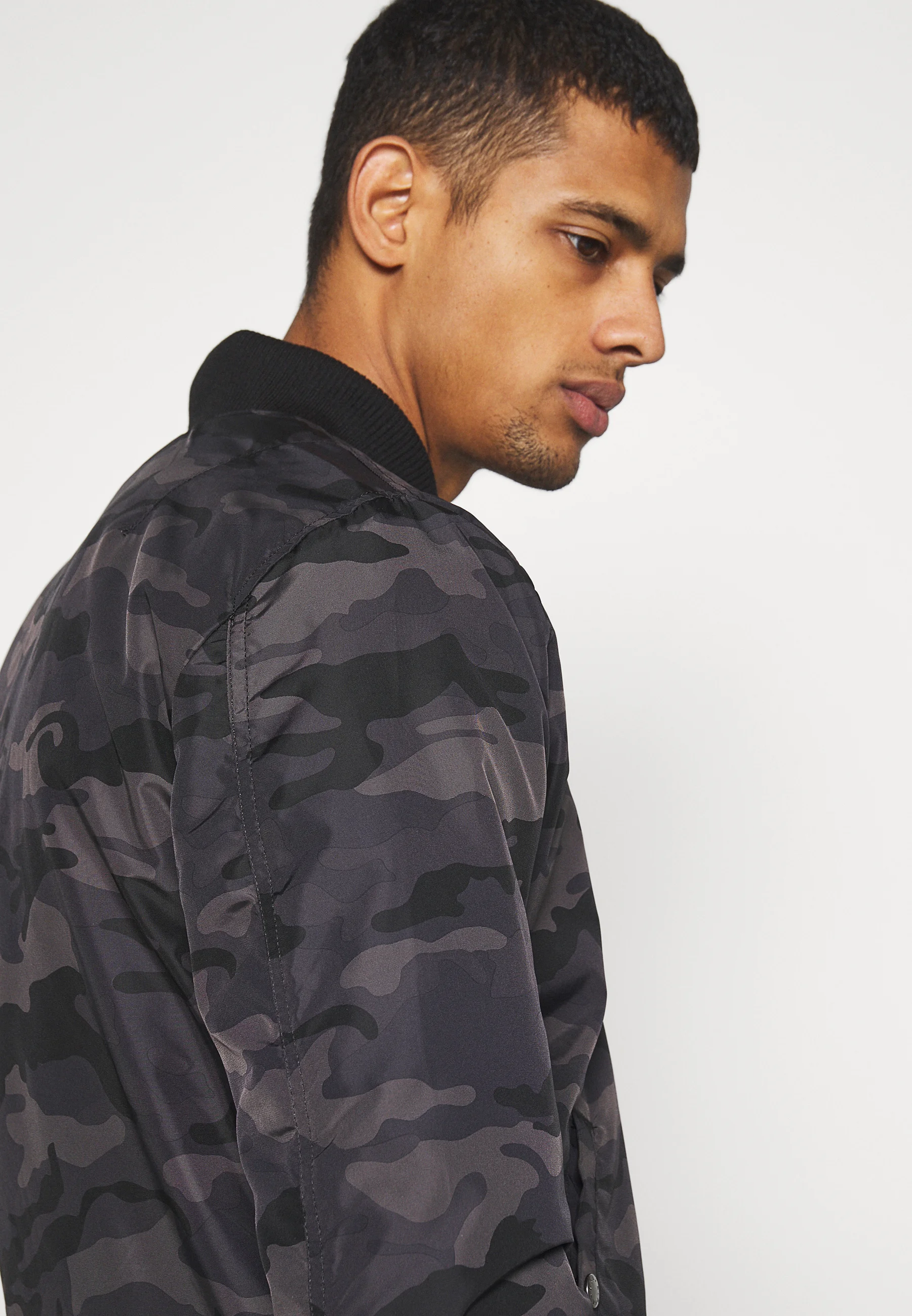 Chaqueta bomber Alpha Industries CAMO