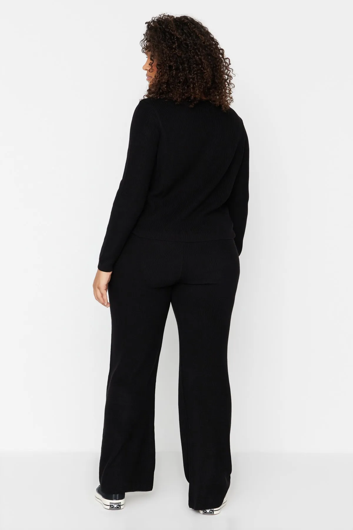 Trendyol Curve  Schwarzes Strickblusen- und Hosenset mit V-Ausschnitt, Krawattendetails TBBAW23CP00037