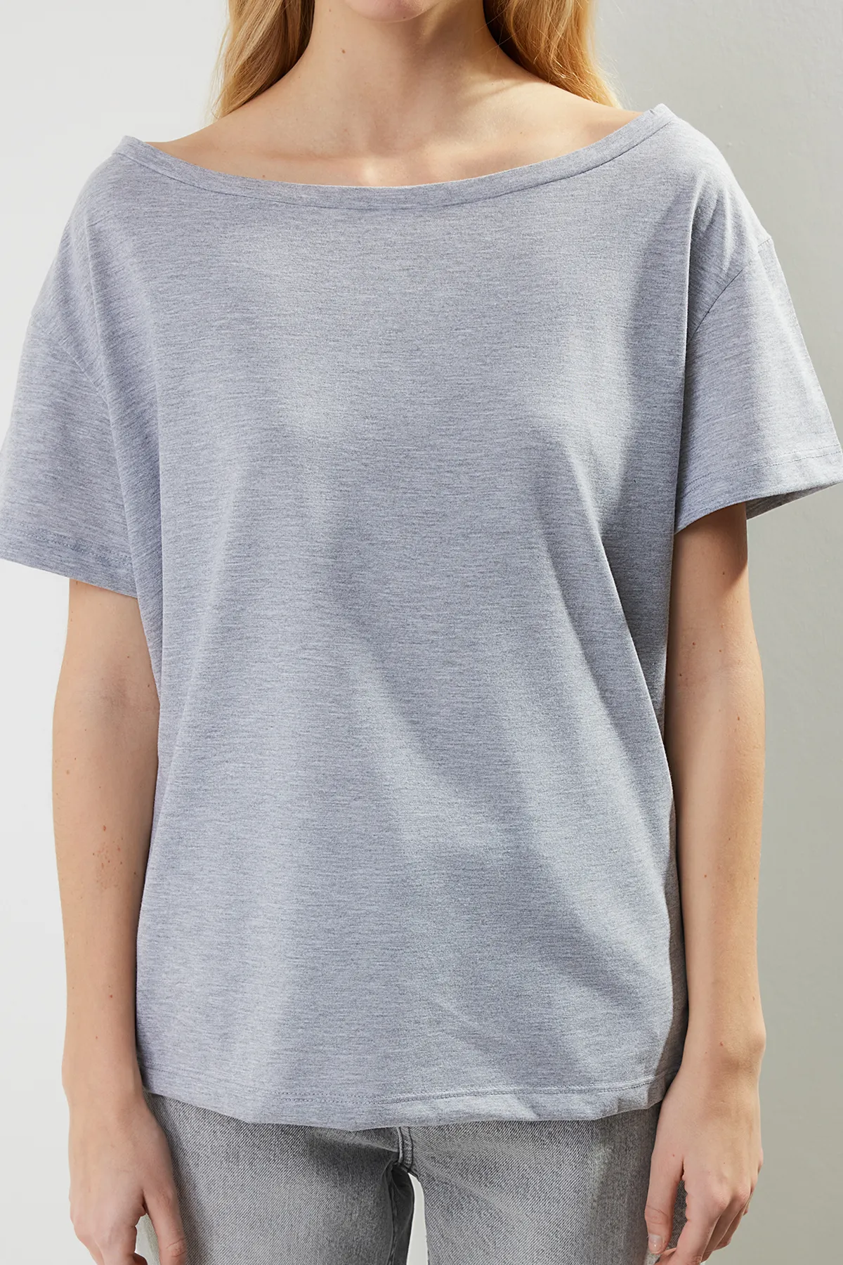 Trendyol Collection  Grau meliertes Boyfriend-Strick-T-Shirt aus Baumwolle mit weitem Schnitt und U-Boot-Ausschnitt TWOSS20TS0140