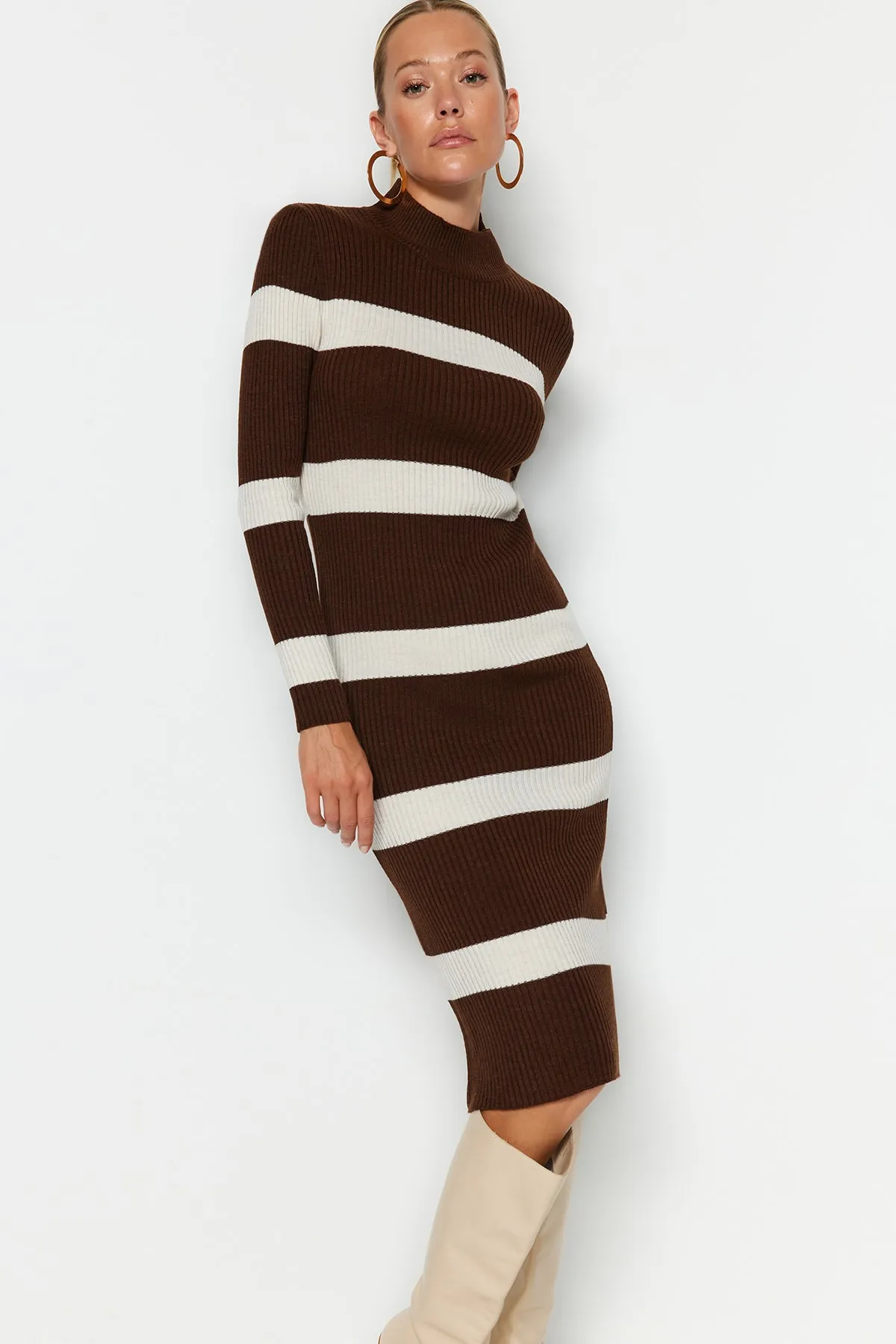 Trendyol Collection  Braunes Midi-Strickkleid mit hohem Kragen TWOAW23EL00226