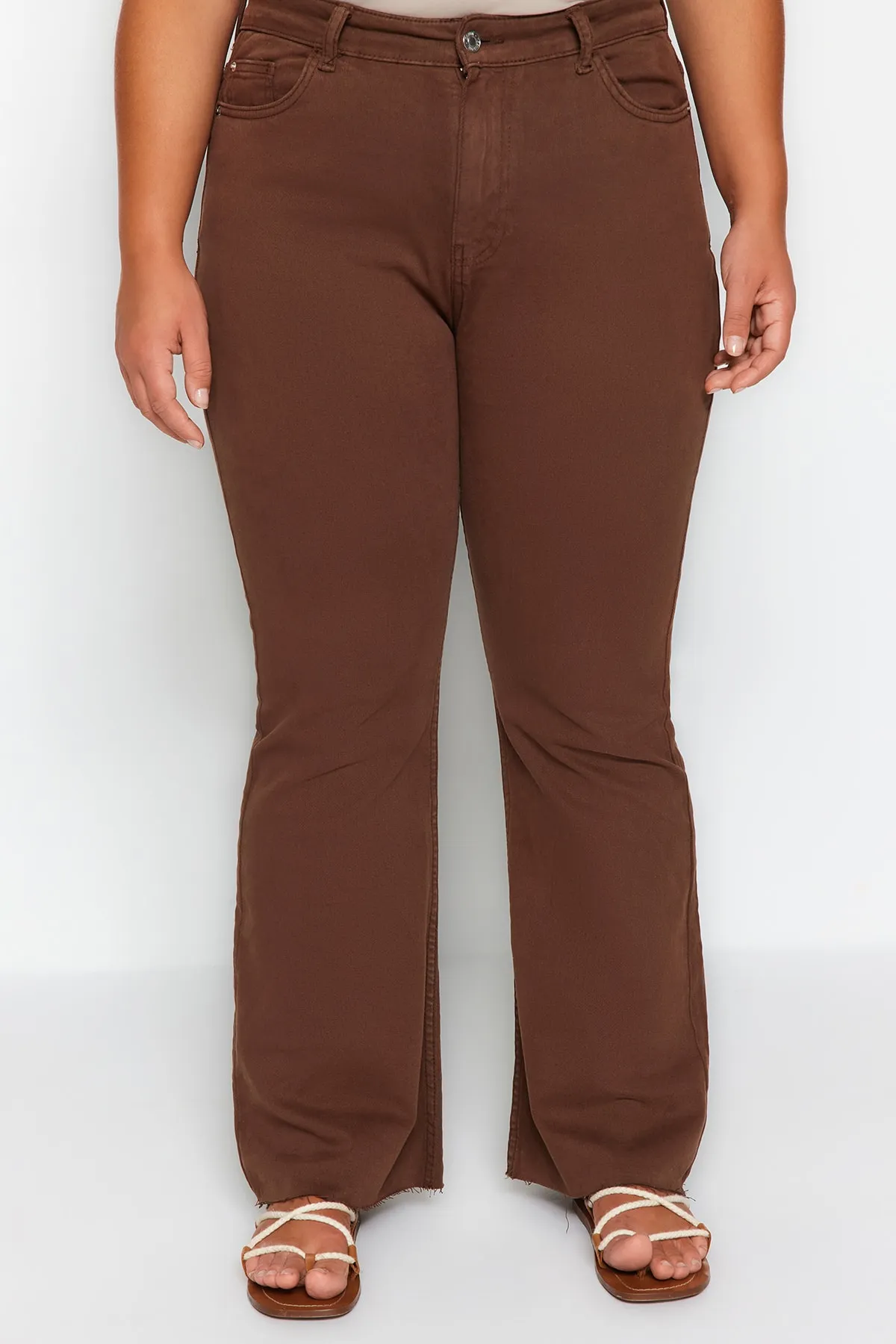 Trendyol Curve  Braune Cut-Cut-Denimjeans in spanischer Passform TBBSS23AR00007