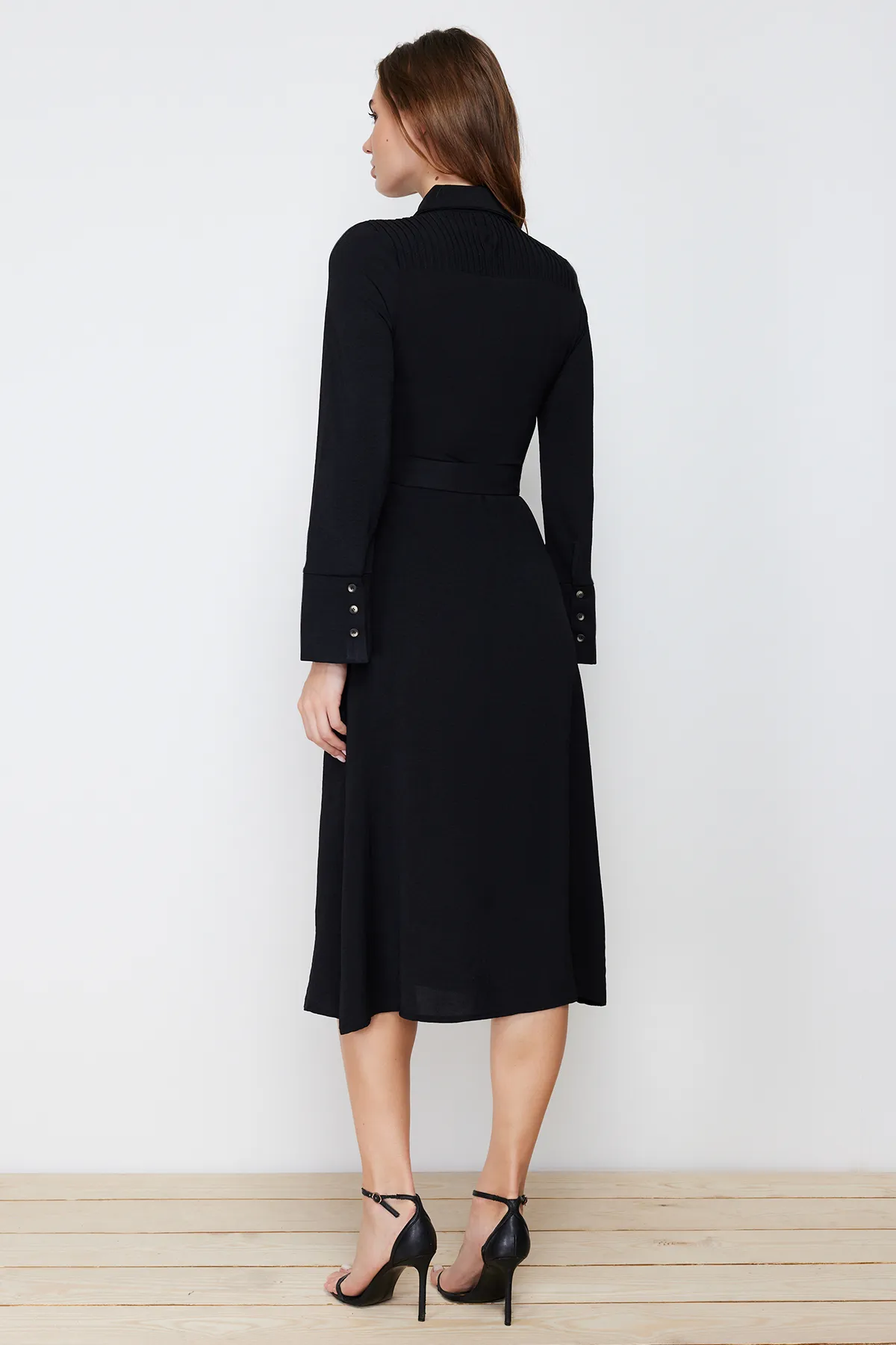 Trendyol Collection  Schwarzes, gewebtes Hemdkleid mit Gürtel und Knöpfen TWOAW24EL00359