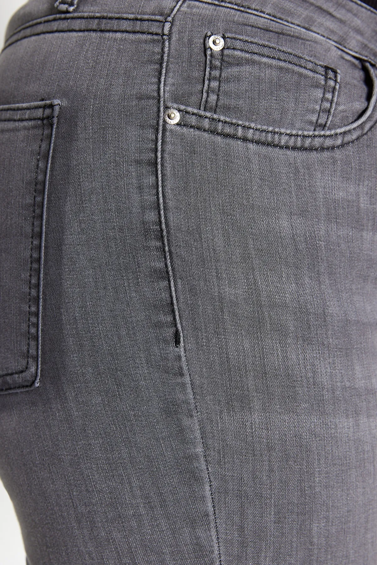 Trendyol Curve  Graue, dehnbare Skinny-Jeans mit hoher Taille und Taschendetail TBBSS23CJ00018