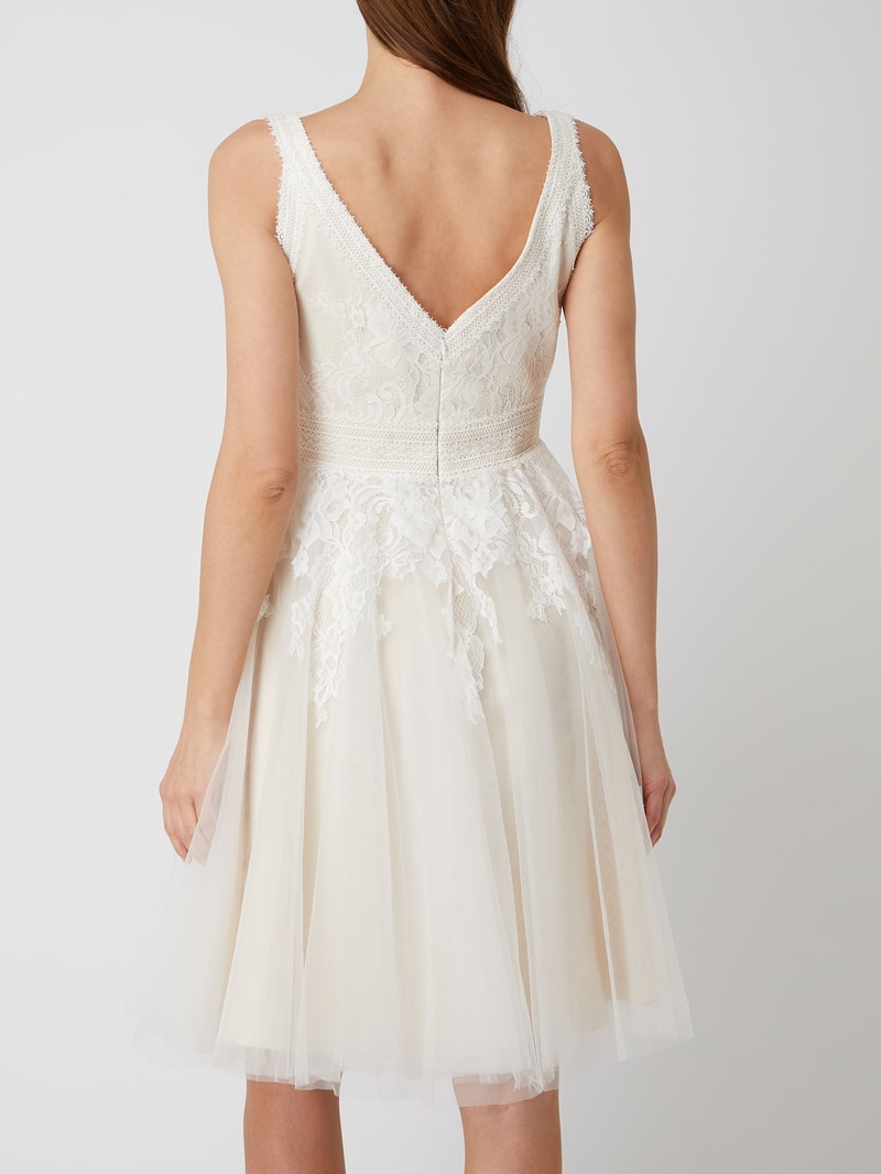 Brautkleid mit floralen Stickereien in ecru