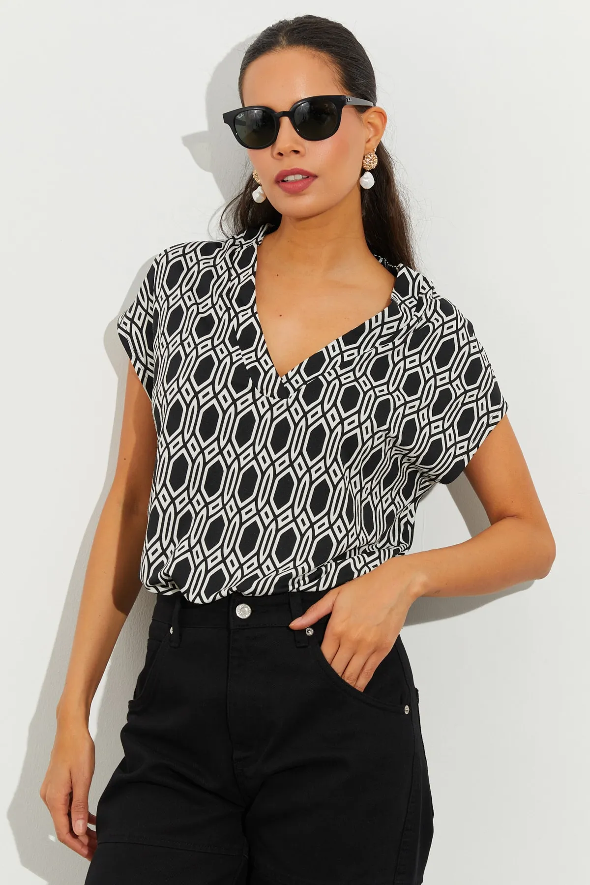 Cool & Sexy  Schwarz-weiß gemusterte Damenbluse mit V-Ausschnitt LPP1217
