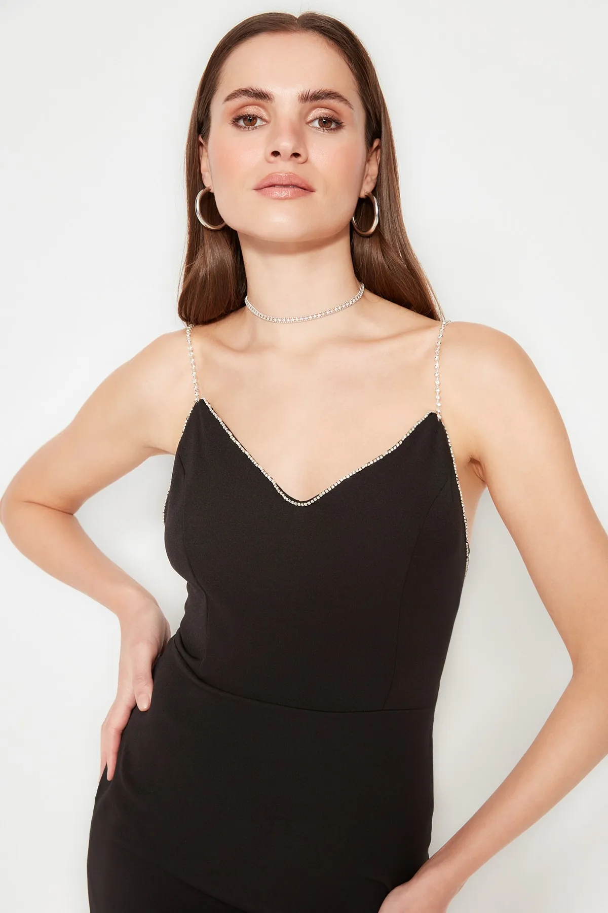 Trendyol Collection  Schwarzes, gewebtes, elegantes Abendkleid mit glänzenden Steinaccessoires TPRSS20EL2061