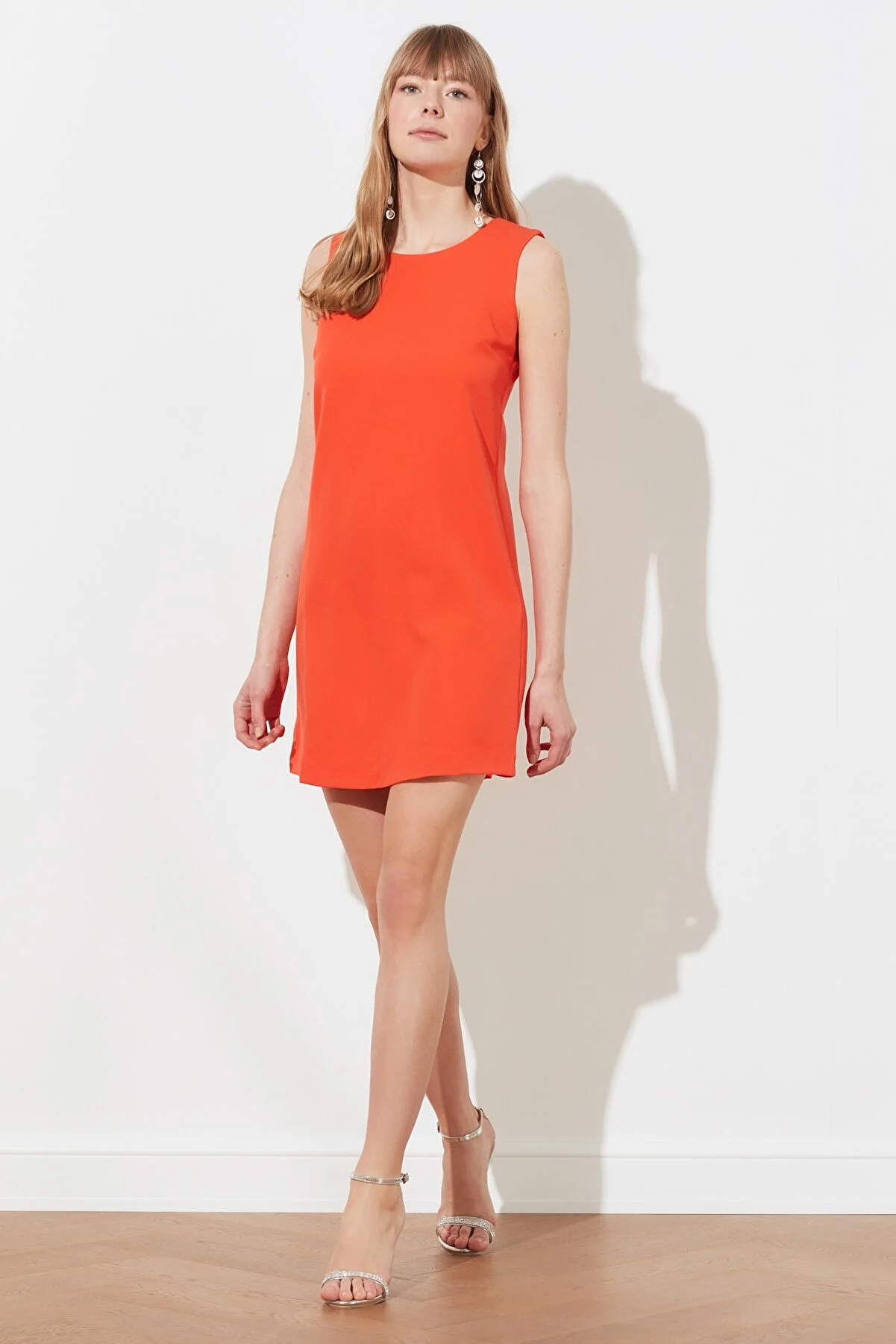 Trendyol Collection  Gerade geschnittenes, ärmelloses Mini-Webkleid mit Granatapfelblüten und Rundhalsausschnitt TWOSS19FG0063