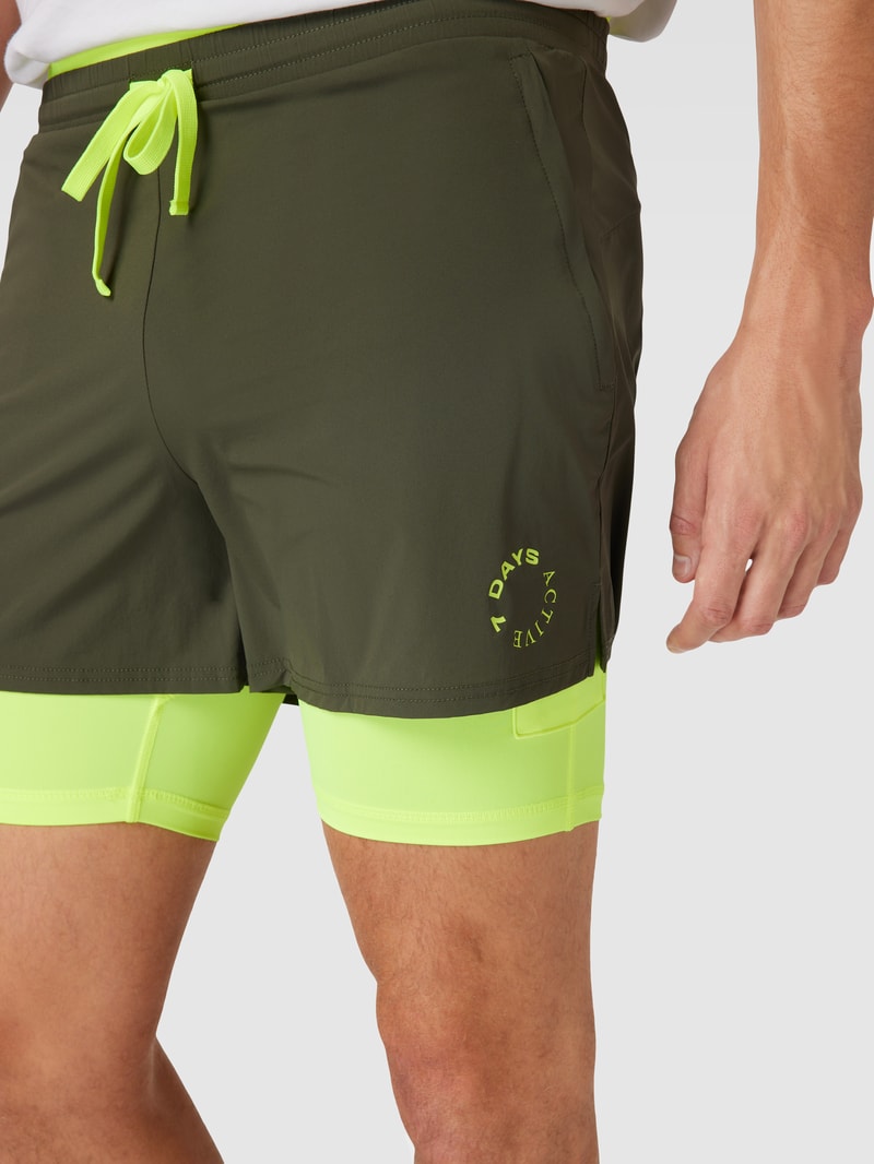 Shorts mit Tunnelzug Modell 'Training' in olivgrün