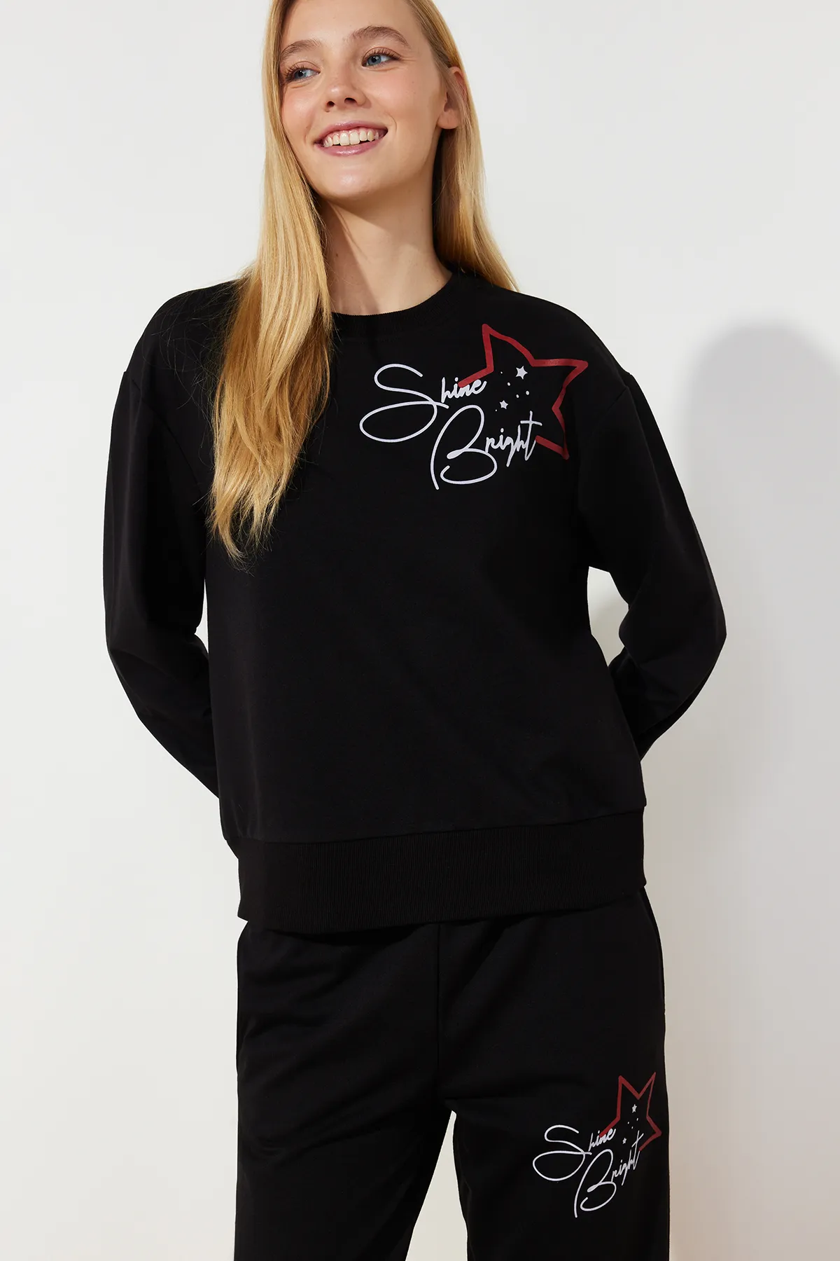 Trendyol Collection  Schwarzes Strick-Pyjama-Set mit Slogan- und Stern-Print THMAW24PT00314