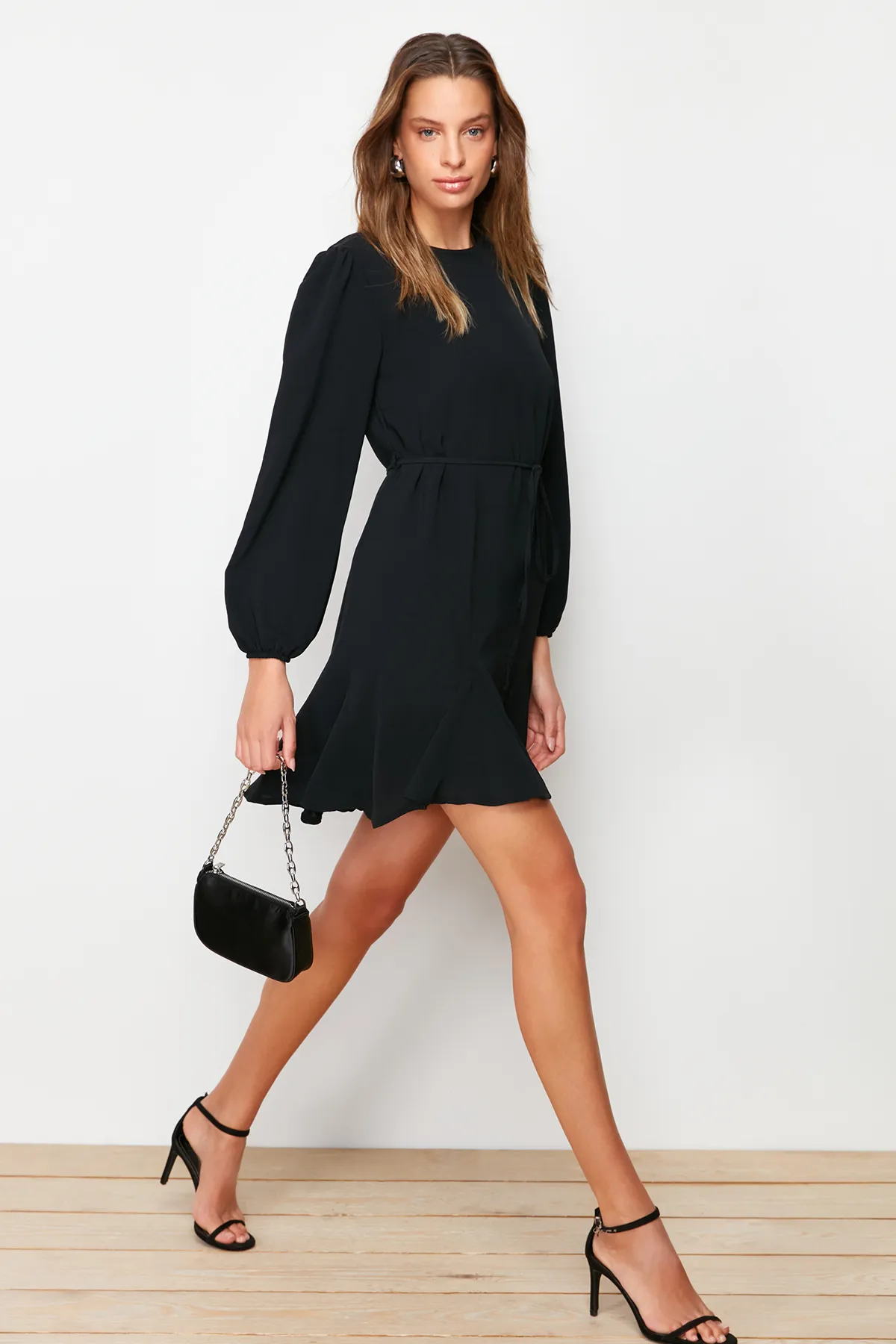 Trendyol Collection  Schwarzes, gerade geschnittenes Mini-Webkleid mit Rundhalsausschnitt und Gürtel TWOAW24EL00337