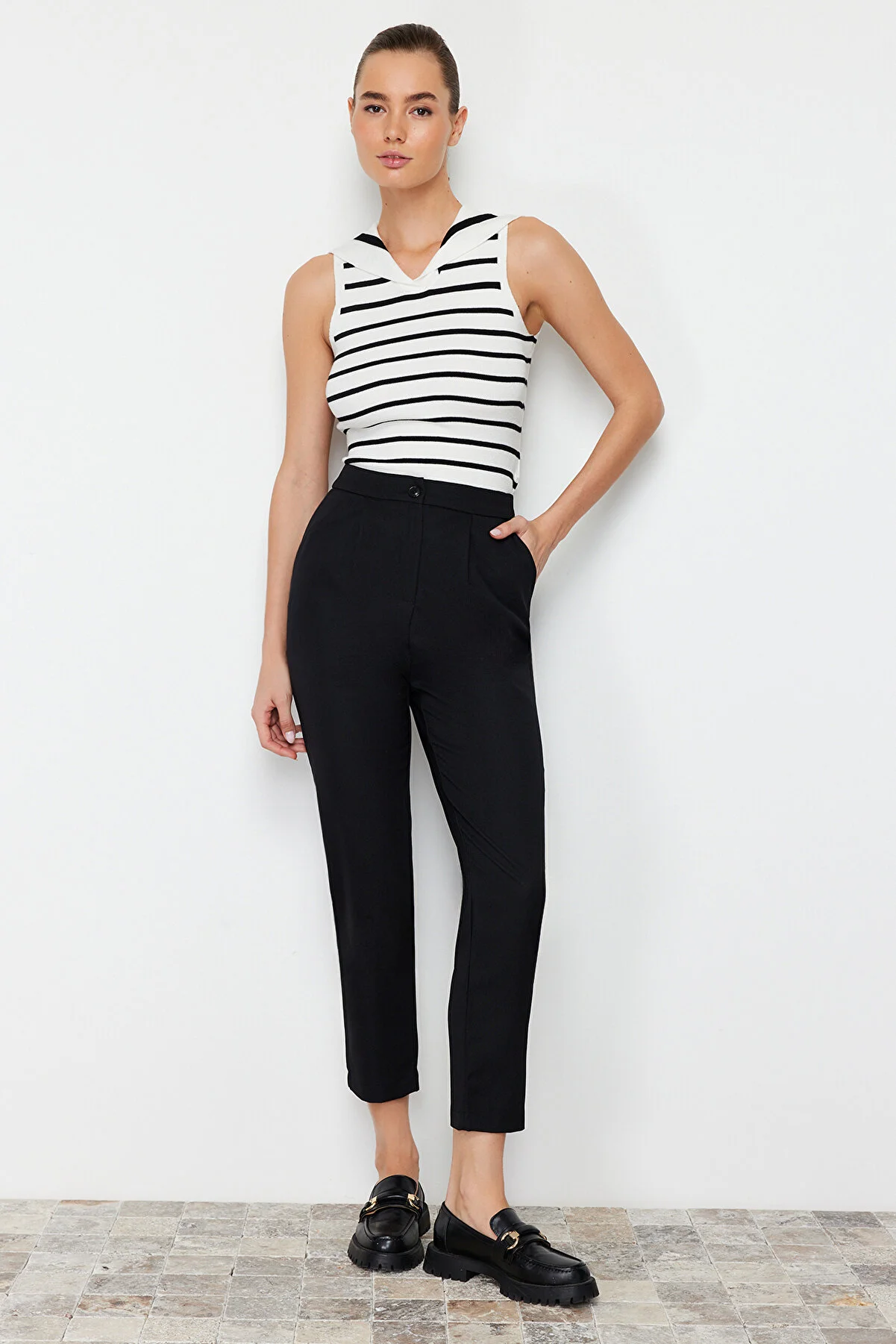 Trendyol Collection  Schwarze karottengewebte Hose TWOSS24PL00085