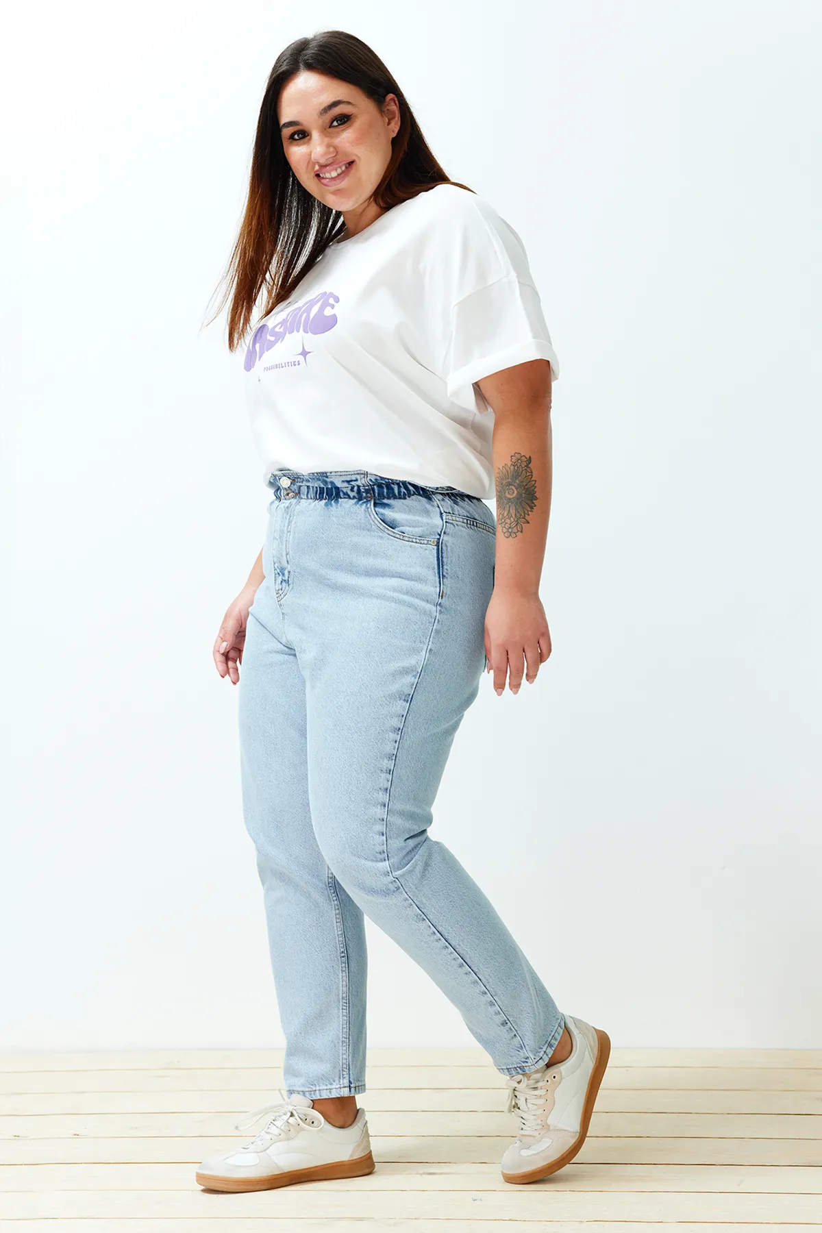 Trendyol Curve  Blaue Mom-Jeans mit hoher Taille und elastischem Bund TBSSS22JE00009