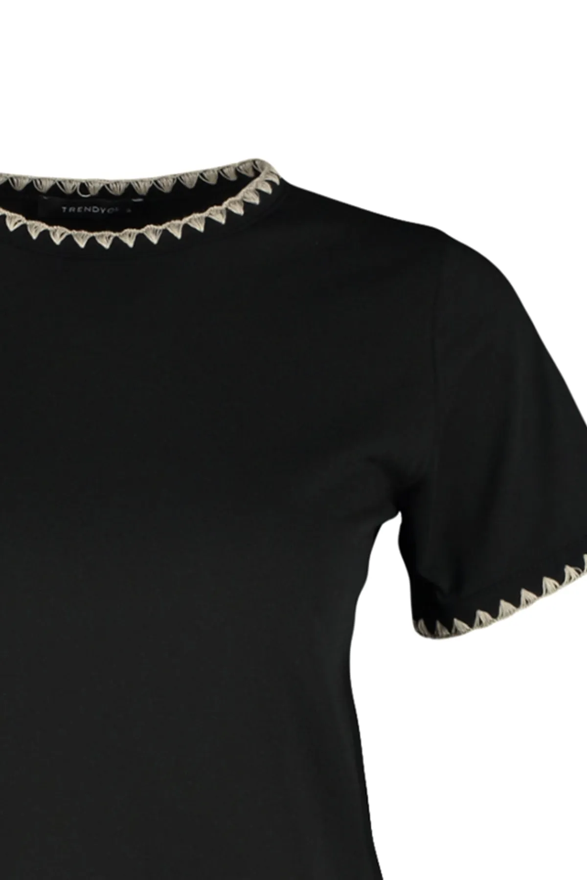 Trendyol Collection  Schwarzes Basic-Strick-T-Shirt aus 100 % Baumwolle mit Rundhalsausschnitt und Kontrastnähten TWOSS19AD0085