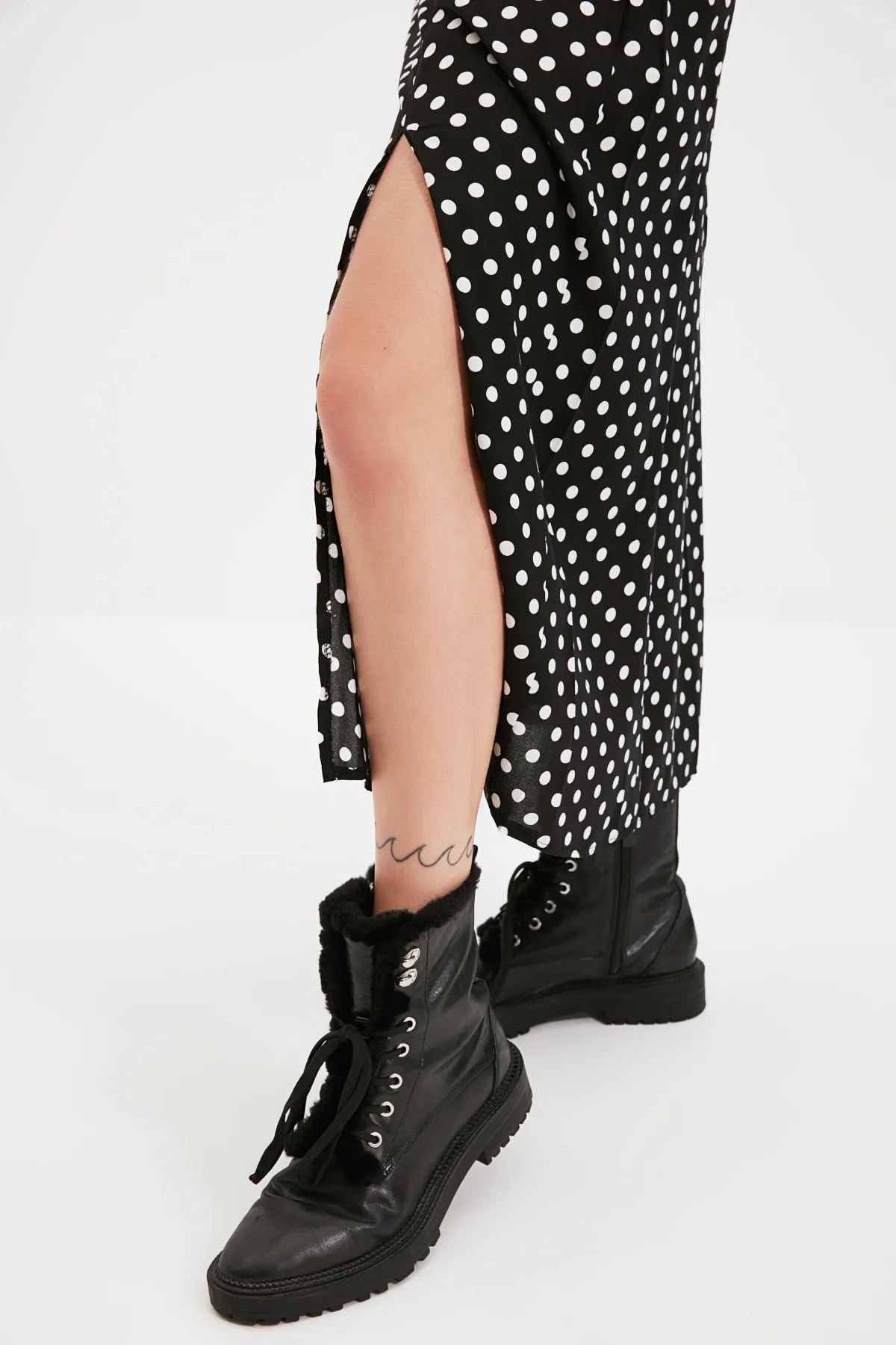 Trendyol Collection  Schwarzer Midi-Webrock aus Viskosestoff mit gepunktetem Schlitz und detailliertem Detail TWOAW20ET0205