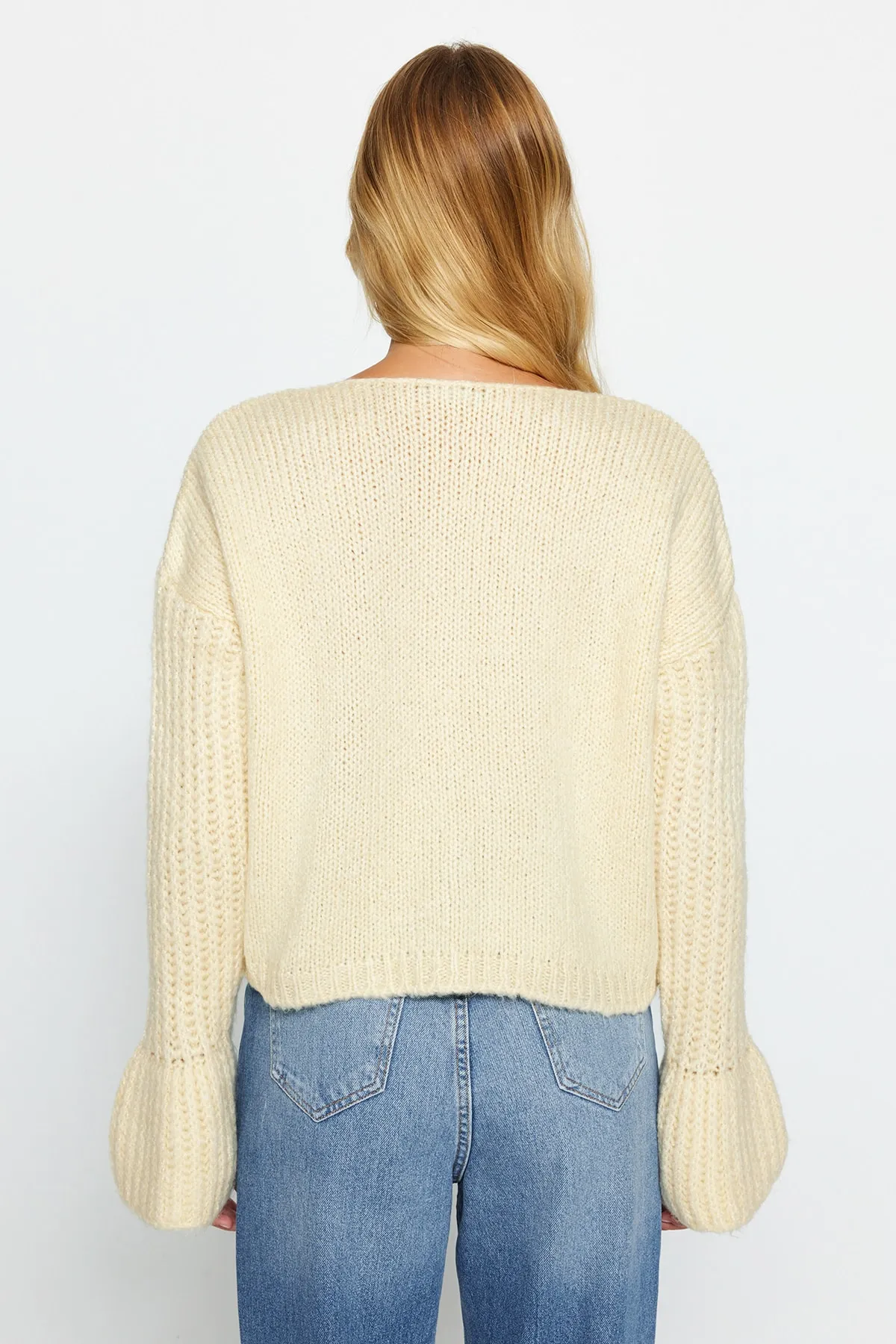 Trendyol Collection  Beige kurzer Strickcardigan mit V-Ausschnitt und Ärmeldetail TWOAW24HI00300