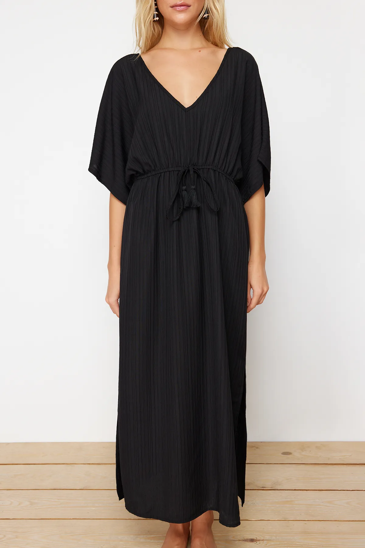 Trendyol Collection  Schwarzes Maxi-Strandkleid mit gewebter Krawatte TBESS24EL00084