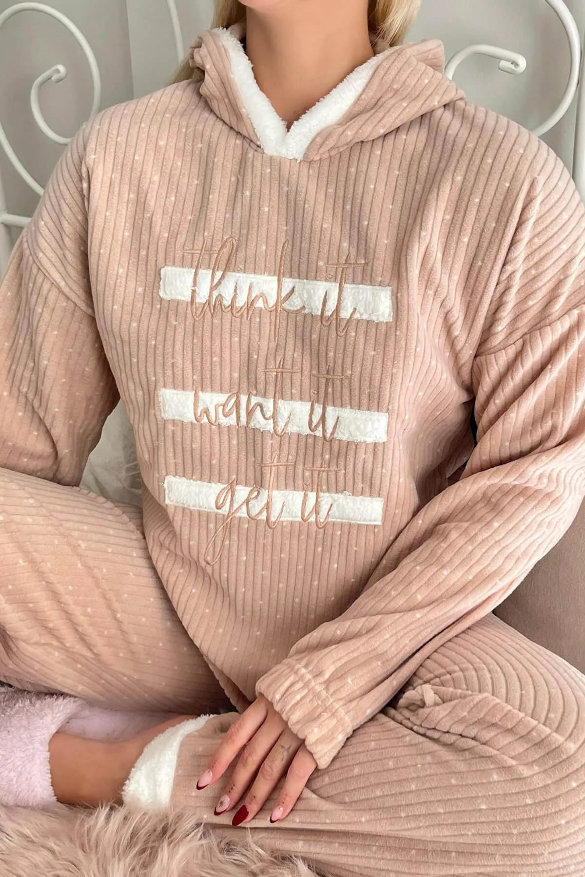 Pijamaevi  Braunes, mit drei Linien gemustertes Pyjama-Set aus Plüsch-Fleece mit Kapuze