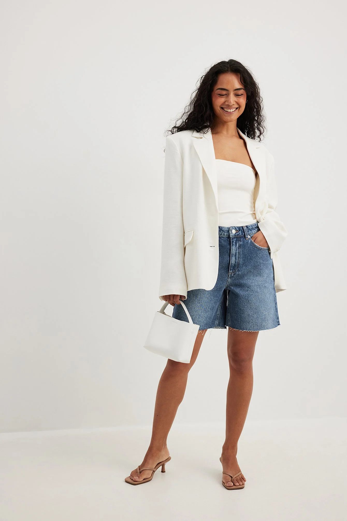 Hochtaillierte Denim-Shorts mit rohem Saum