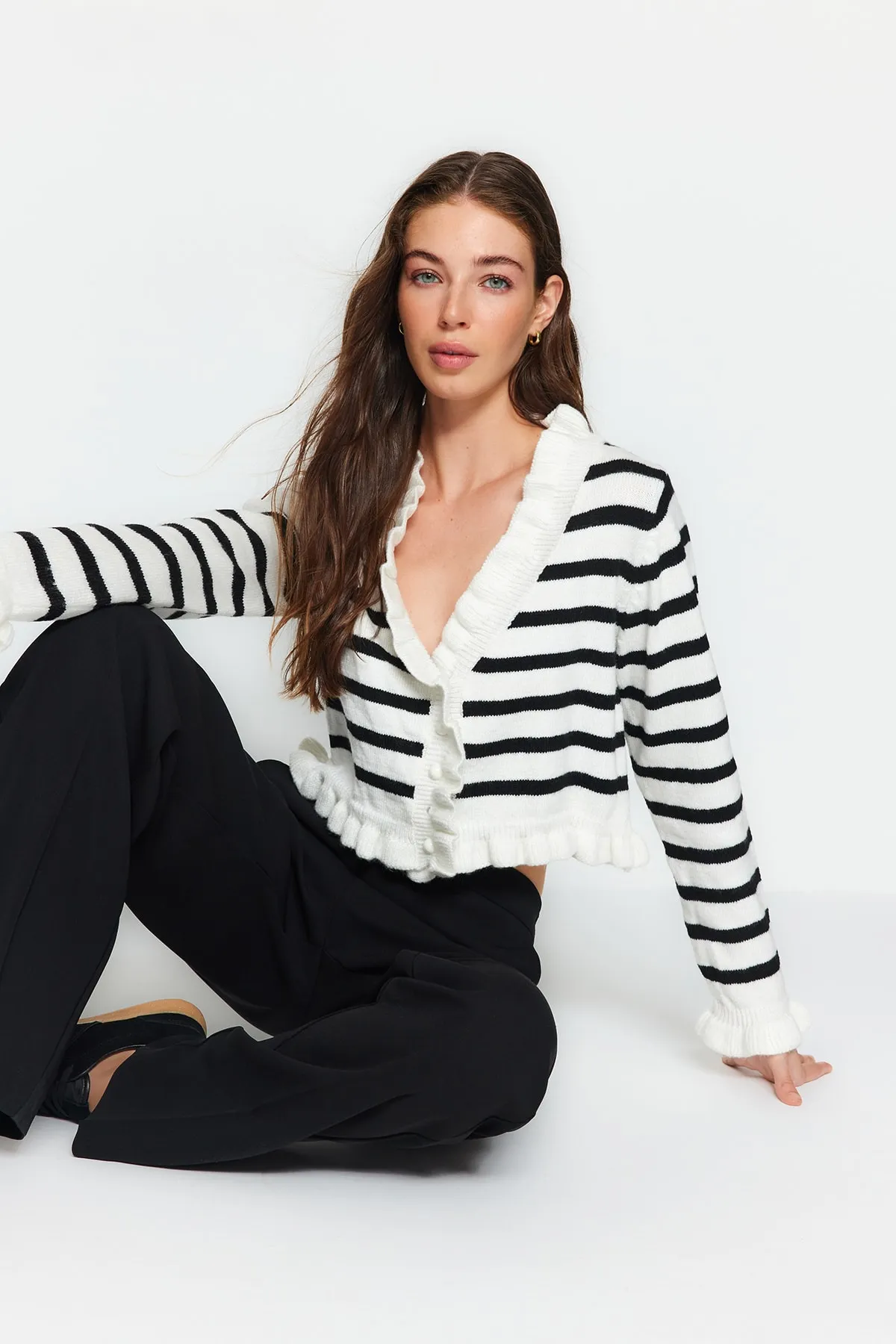 Trendyol Collection  Ecrufarbene, kurze Strickjacke TWOAW24HI00169