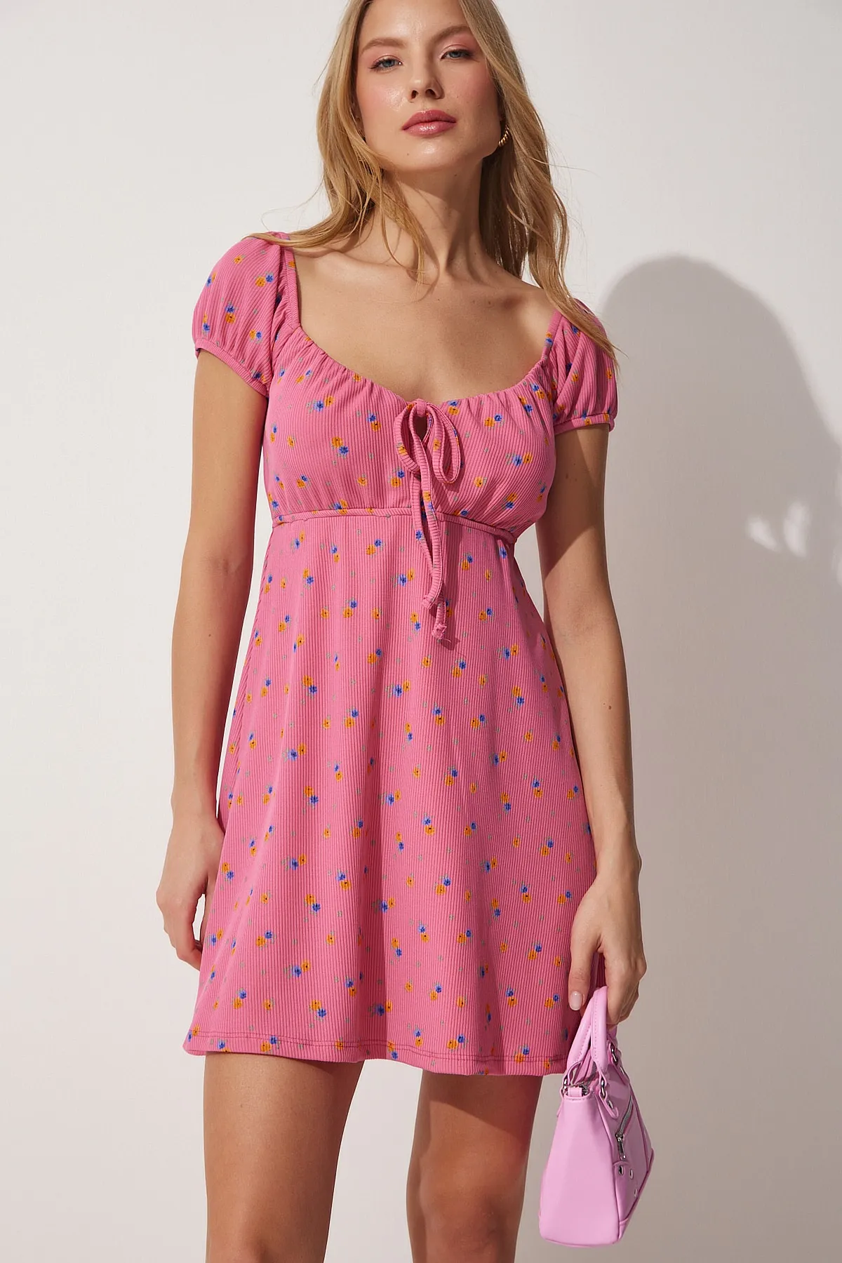 Happiness İstanbul  Geblümtes Sommer-Mini-Strickkleid mit Carmenkragen