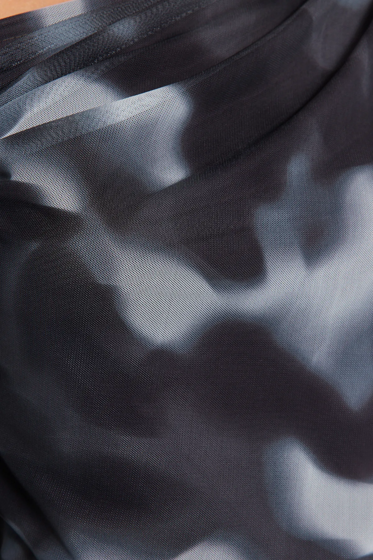 Trendyol Collection  Anthrazitfarbene, mit Tüll gefütterte Bluse mit asymmetrischem Kragen TWOAW24BZ00051