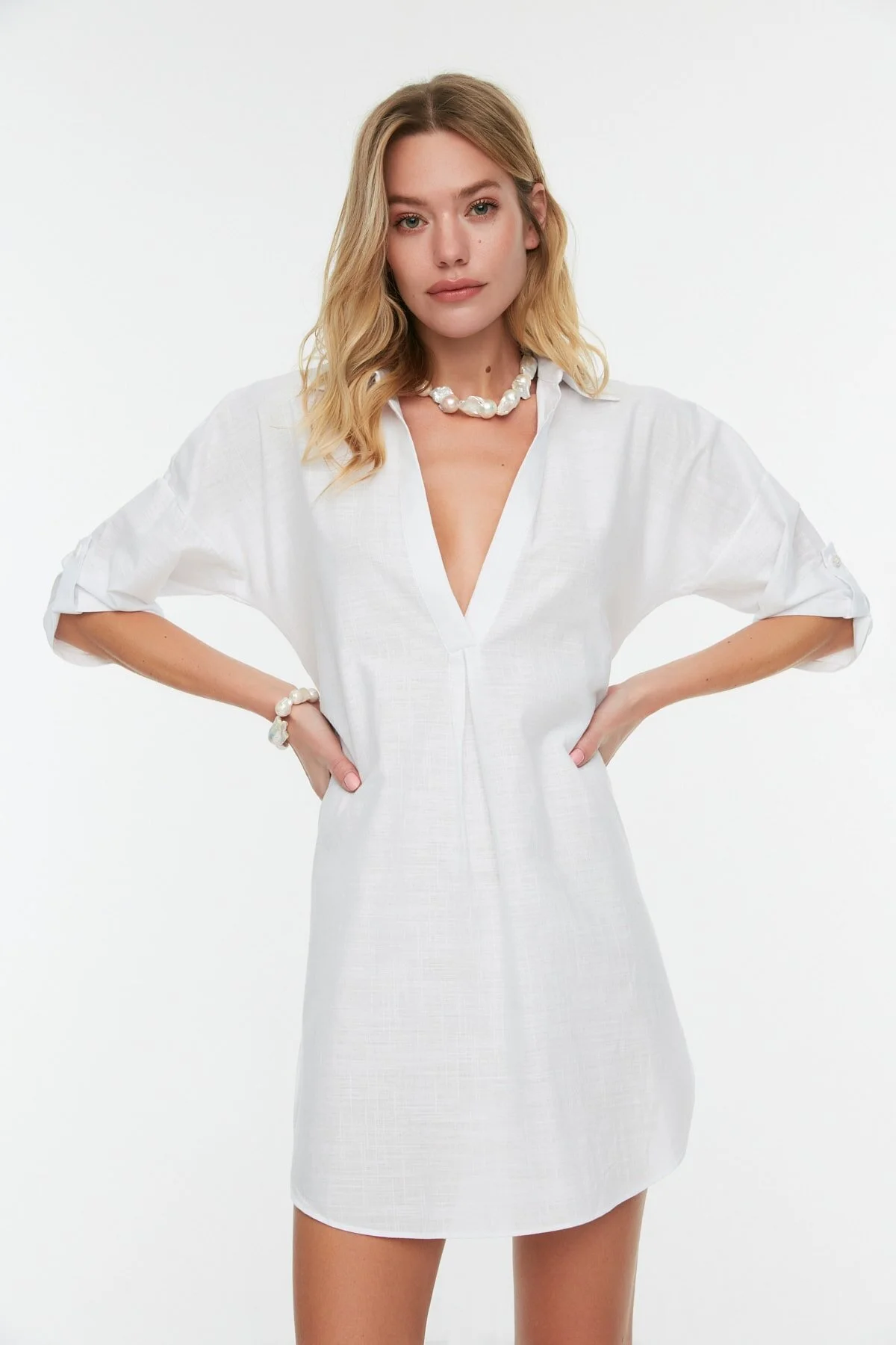 Trendyol Collection  Weißes Mini-Strandkleid aus 100 % gewebter Baumwolle TBESS21EL3979