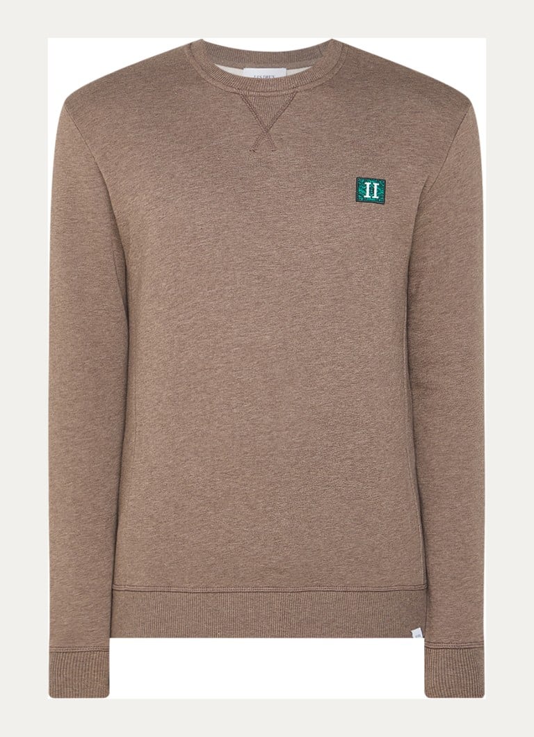 Il maglione con due loghi