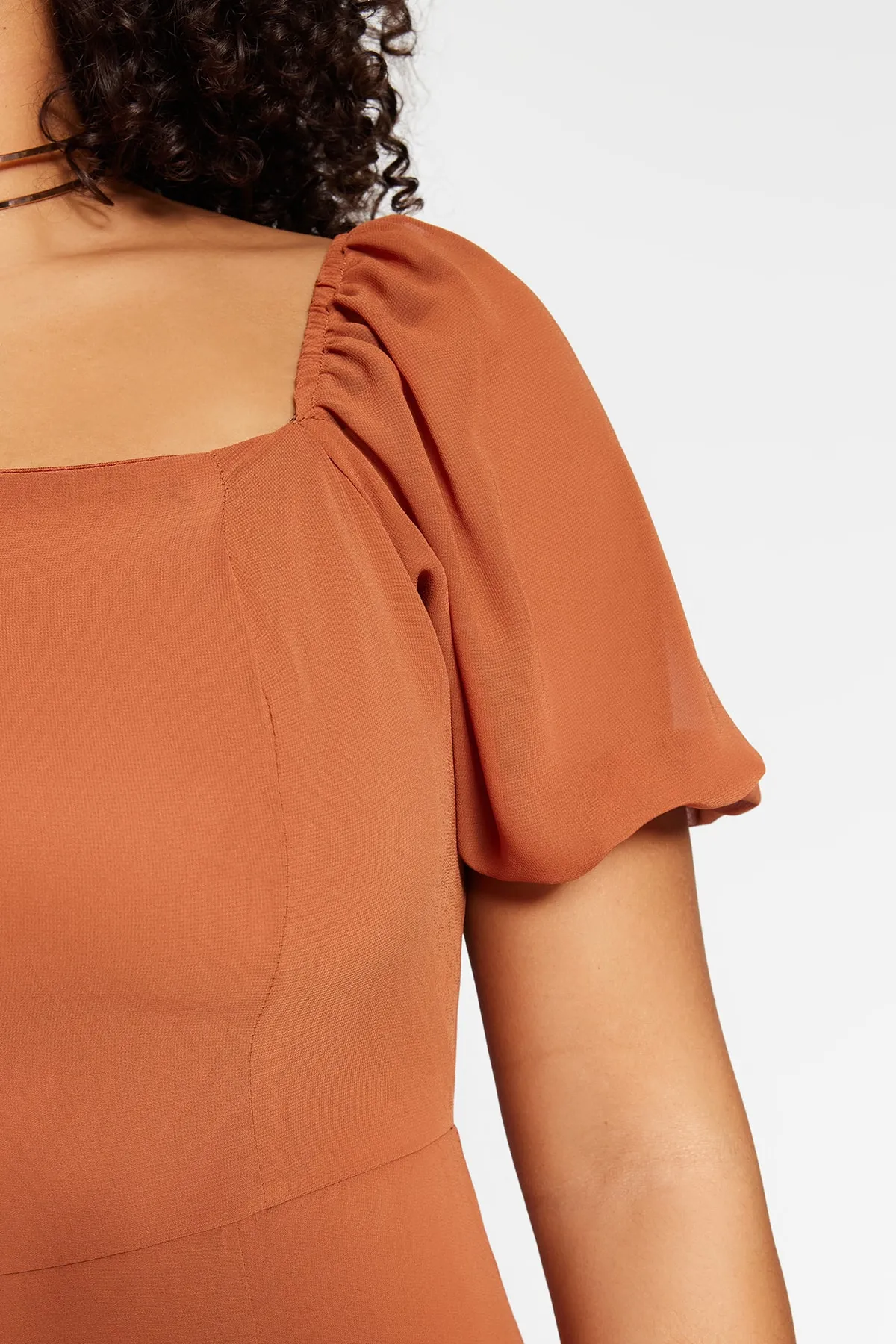 Trendyol Curve  Kleid mit Schlitz und Kachelmuster TBBSS22AH0012