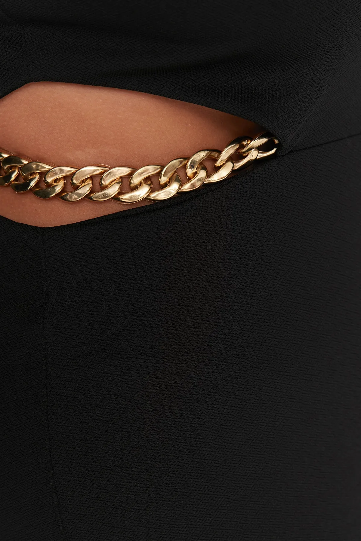 Trendyol Curve  Schwarzes Strickkleid mit Gürtelkette und detailliertem Rundhalsausschnitt mit Ausschnitten TBBAW23AH00123