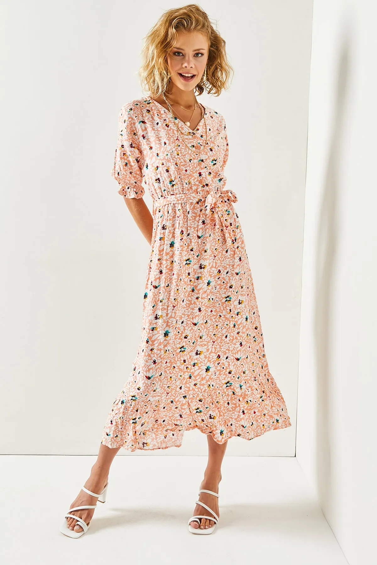 Olalook  Lachsweißes Damenkleid aus gewebter Viskose mit Knöpfen und Gürtelärmeln ELB-19001524