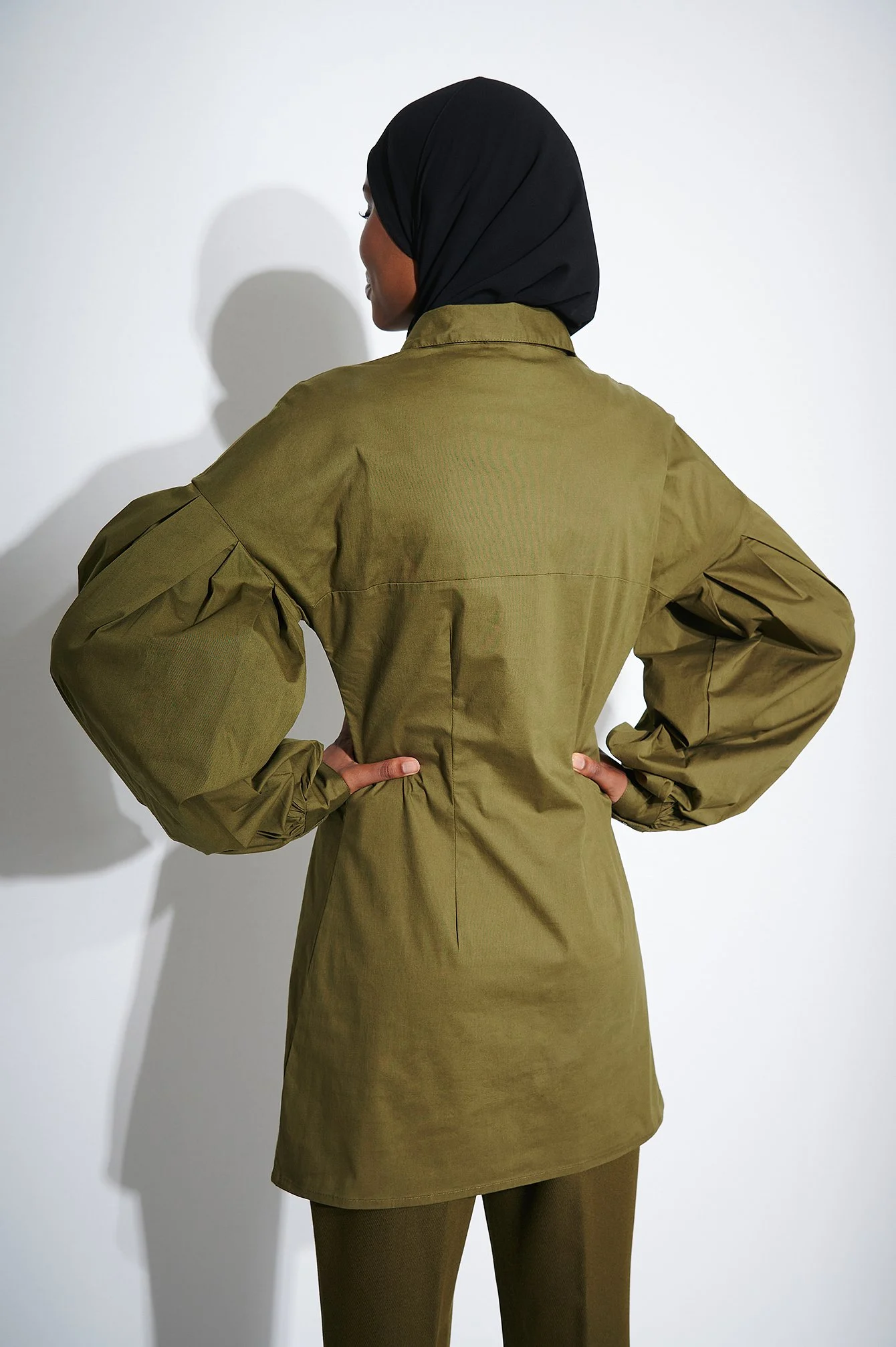 Kleid mit weiten Ärmeln und markanter Taille