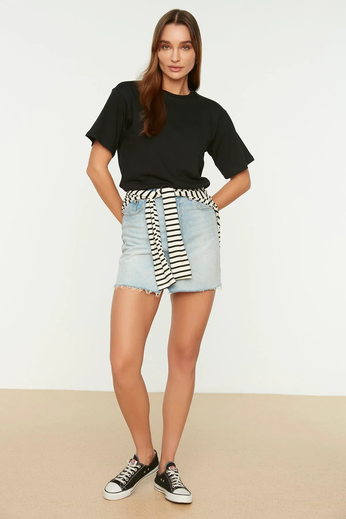 Trendyol Collection  Schwarzes, übergroßes/weites Strick-T-Shirt mit Rundhalsausschnitt aus 100 % Baumwolle TWOSS20TS0134