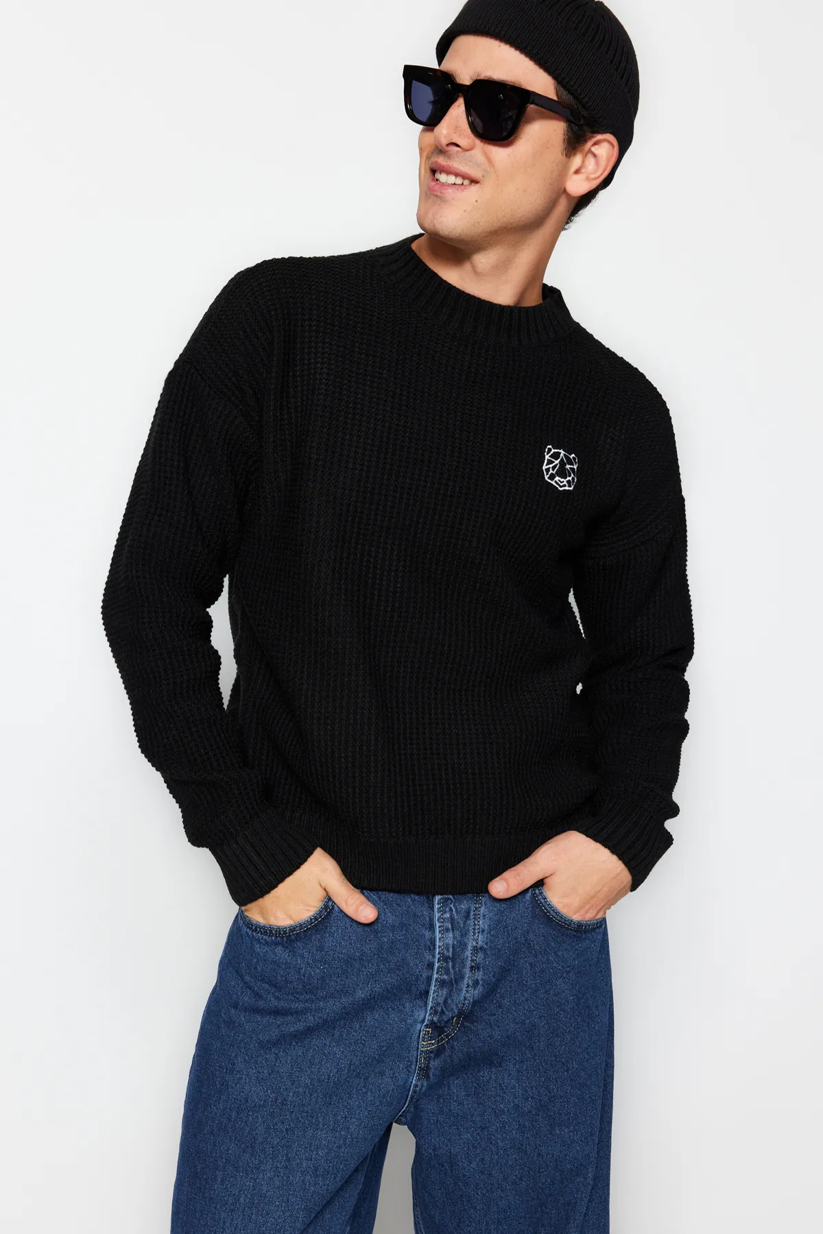 Trendyol Collection  Schwarzer Strickpullover mit Rundhalsausschnitt und bestickter Oversize-Passform, weiter Passform TMNAW24KZ00032