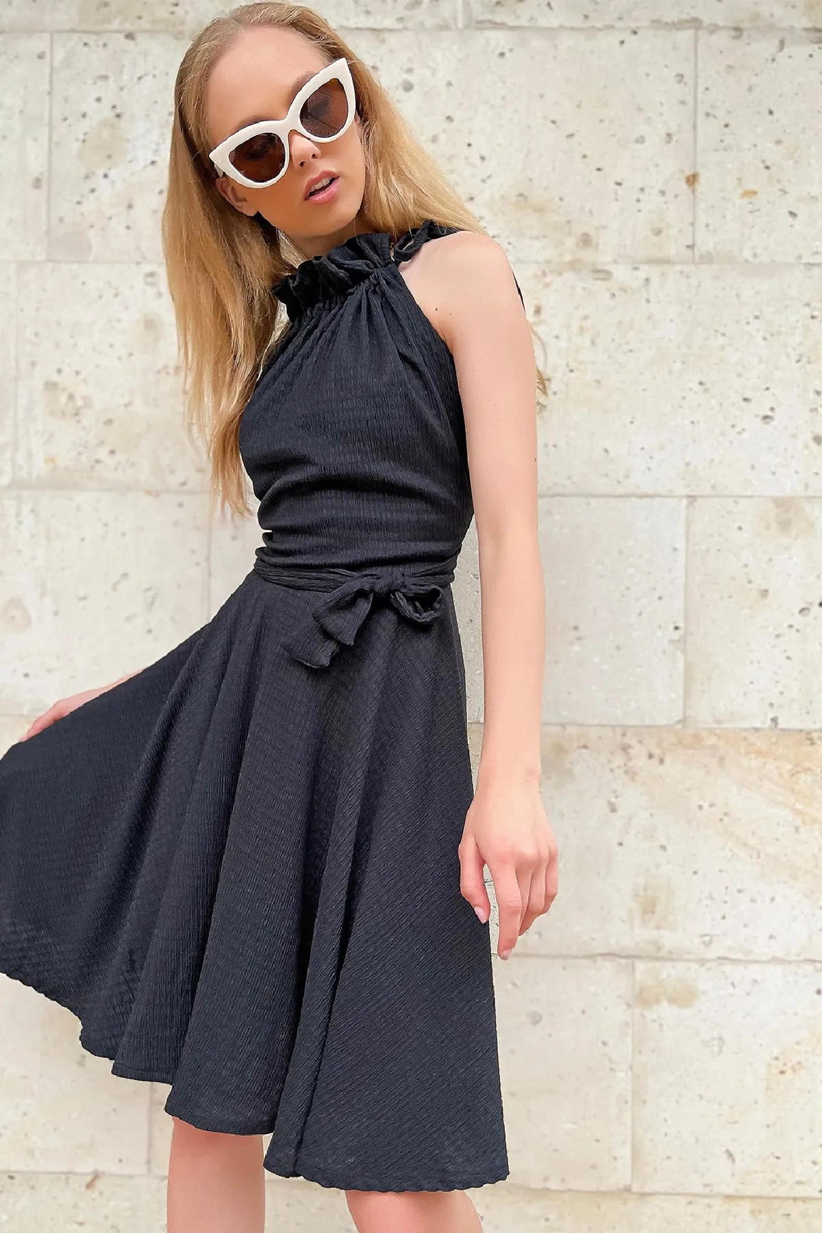 Trend Alaçatı Stili  Schwarzes, ausgestelltes Kleid mit Kragen und Raffung und Gürtel für Damen ALC-771-001