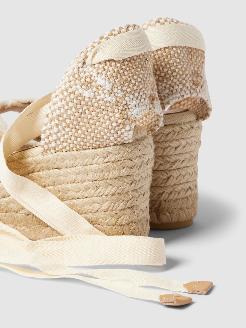 Wedges mit ausgefranstem Saum Modell 'BLUMA' in offwhite