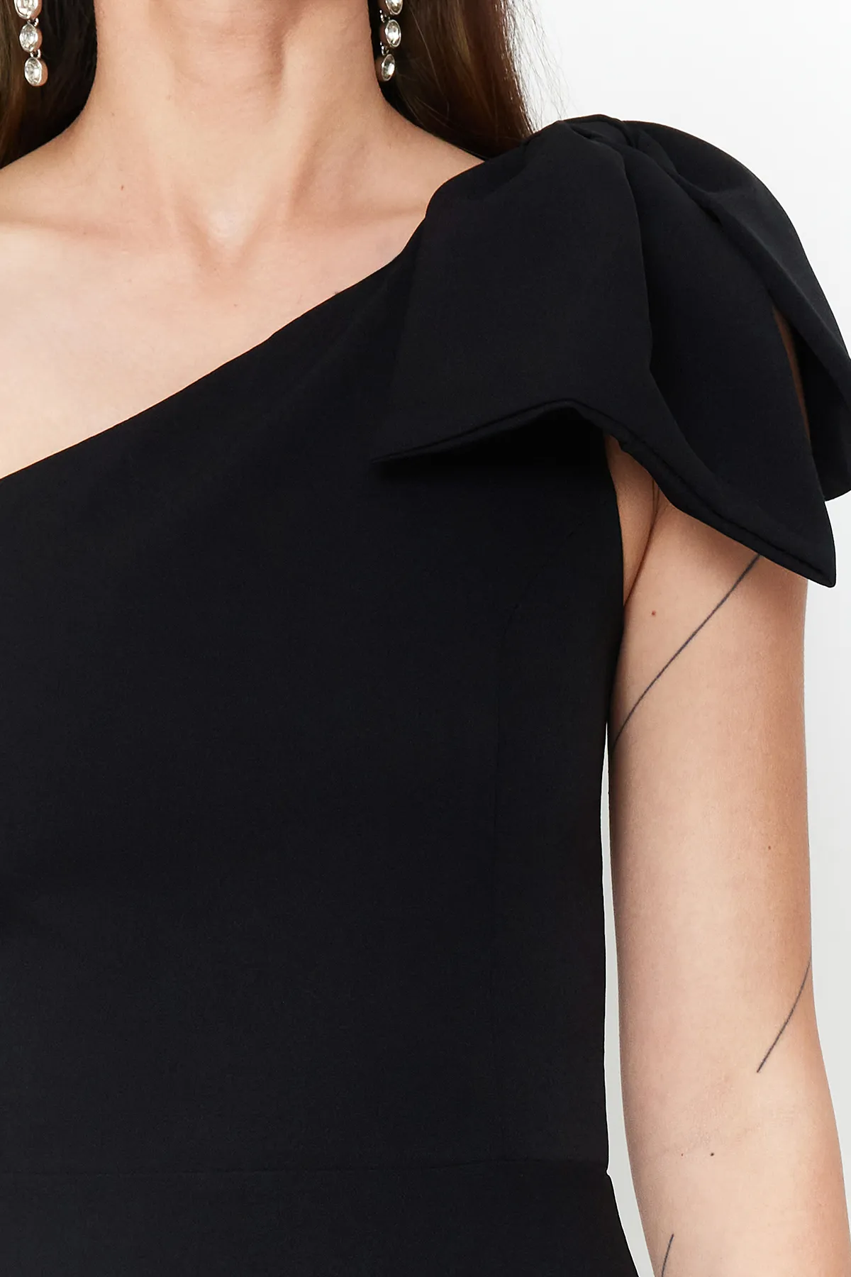 Trendyol Collection  Schwarzes, gewebtes Abend- und Homecoming-Kleid mit Schleife und einem Ärmel TPRSS24AE00163