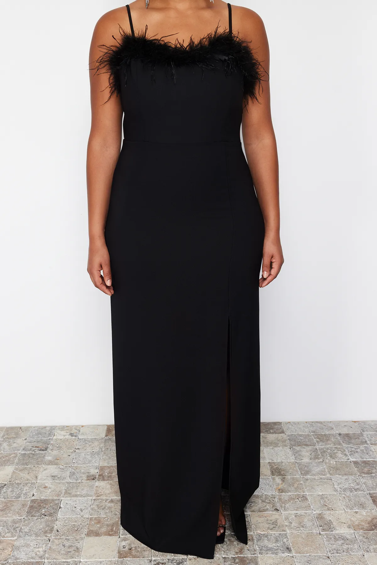 Trendyol Curve  Schwarzes Finike-Webkleid in Übergröße