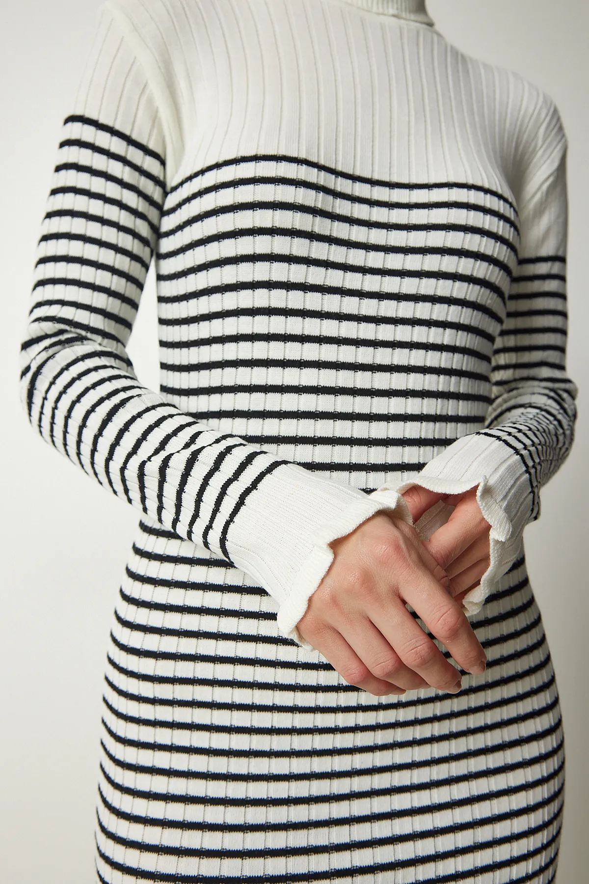 Happiness İstanbul  Gestreiftes Strickkleid mit Rollkragen für Damen in Ecru DD01265