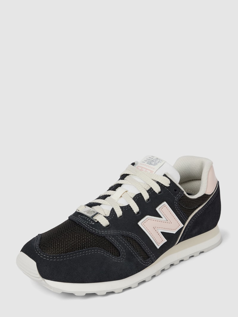 Sneaker mit Label-Detail in schwarz