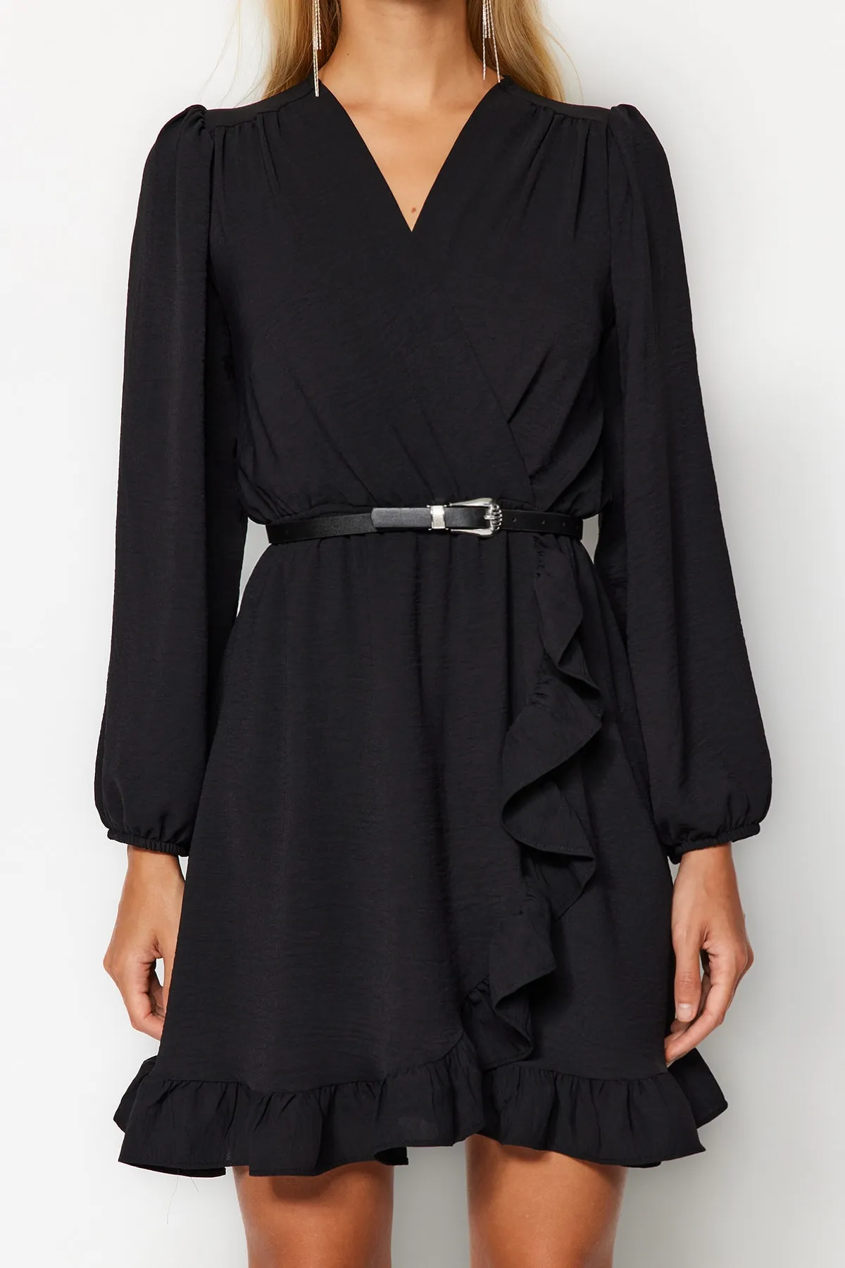 Trendyol Collection  Schwarzes gewebtes Minikleid mit zweireihigem Rock und Rüschen TWOAW24EL00249