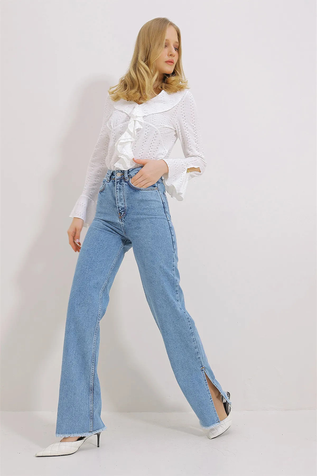 Trend Alaçatı Stili  Blaue Damen-Jeanshose mit hoher Taille und seitlichem Schlitz und weitem Bein ALC-X11472