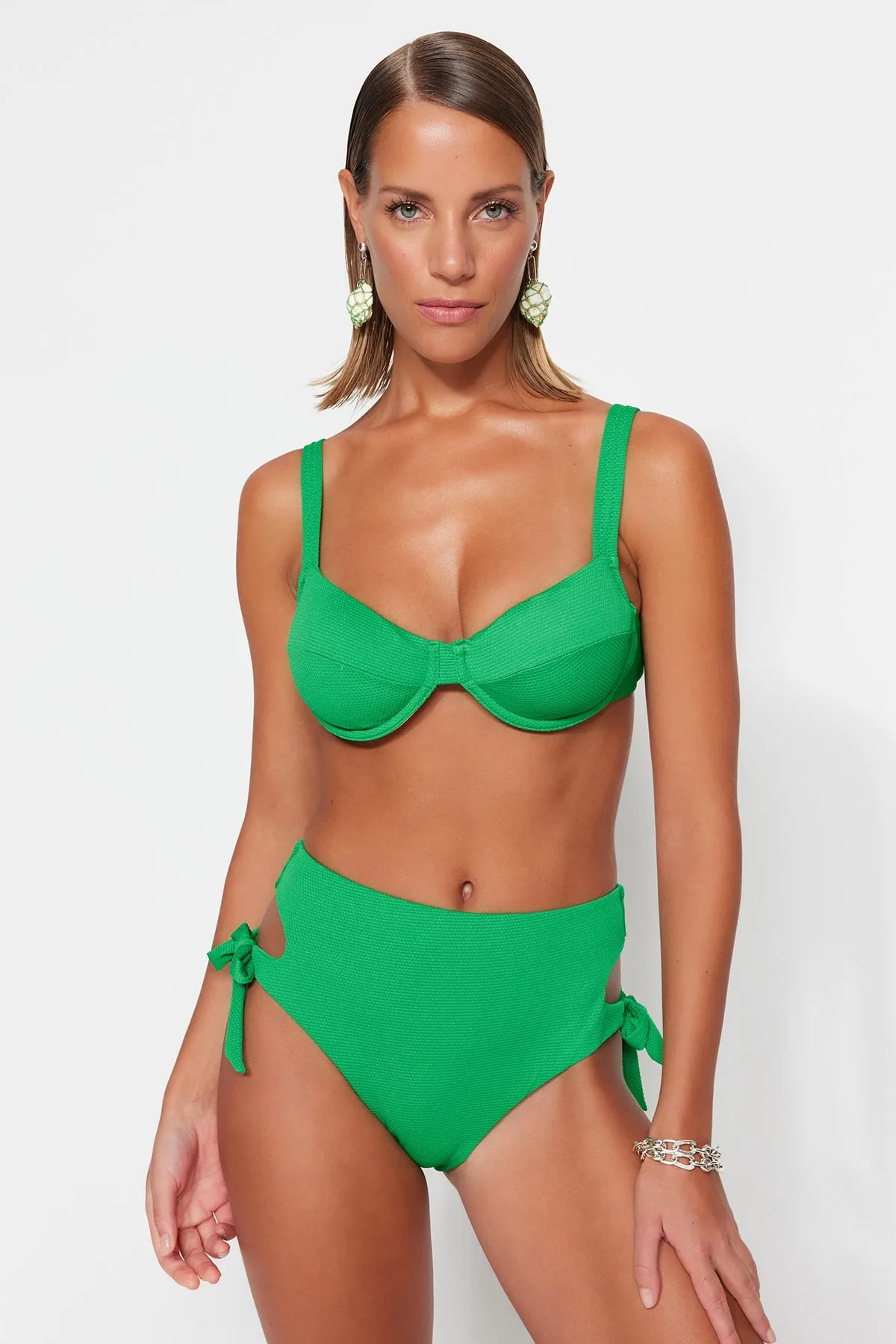 Trendyol Collection  Grünes strukturiertes Bügel-Bikinioberteil TBESS23BU00066