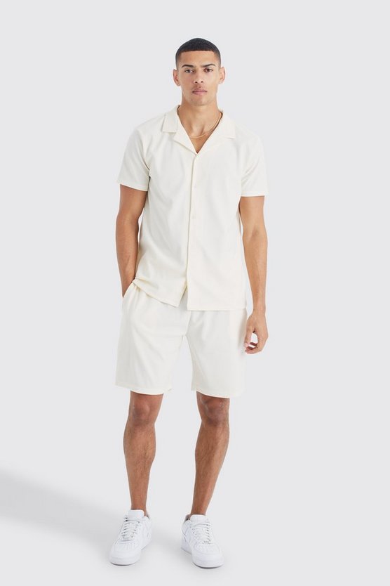 Kurzärmliges geripptes Hemd und Shorts