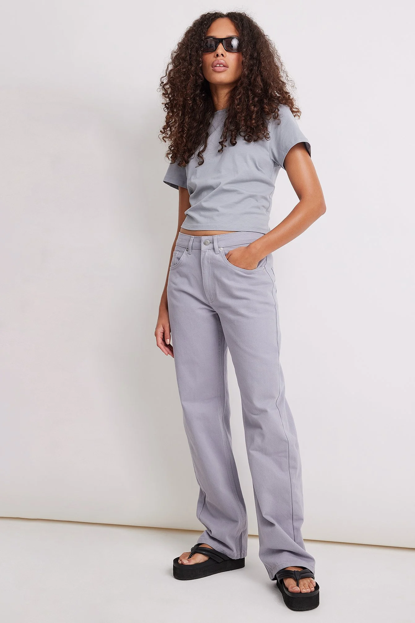 Niedrige Jeans mit weiten Beinen