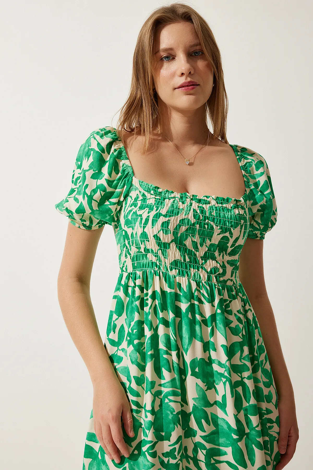 Happiness İstanbul  Grünes Sommerkleid aus Viskose mit Blumenmuster für Damen CI00079