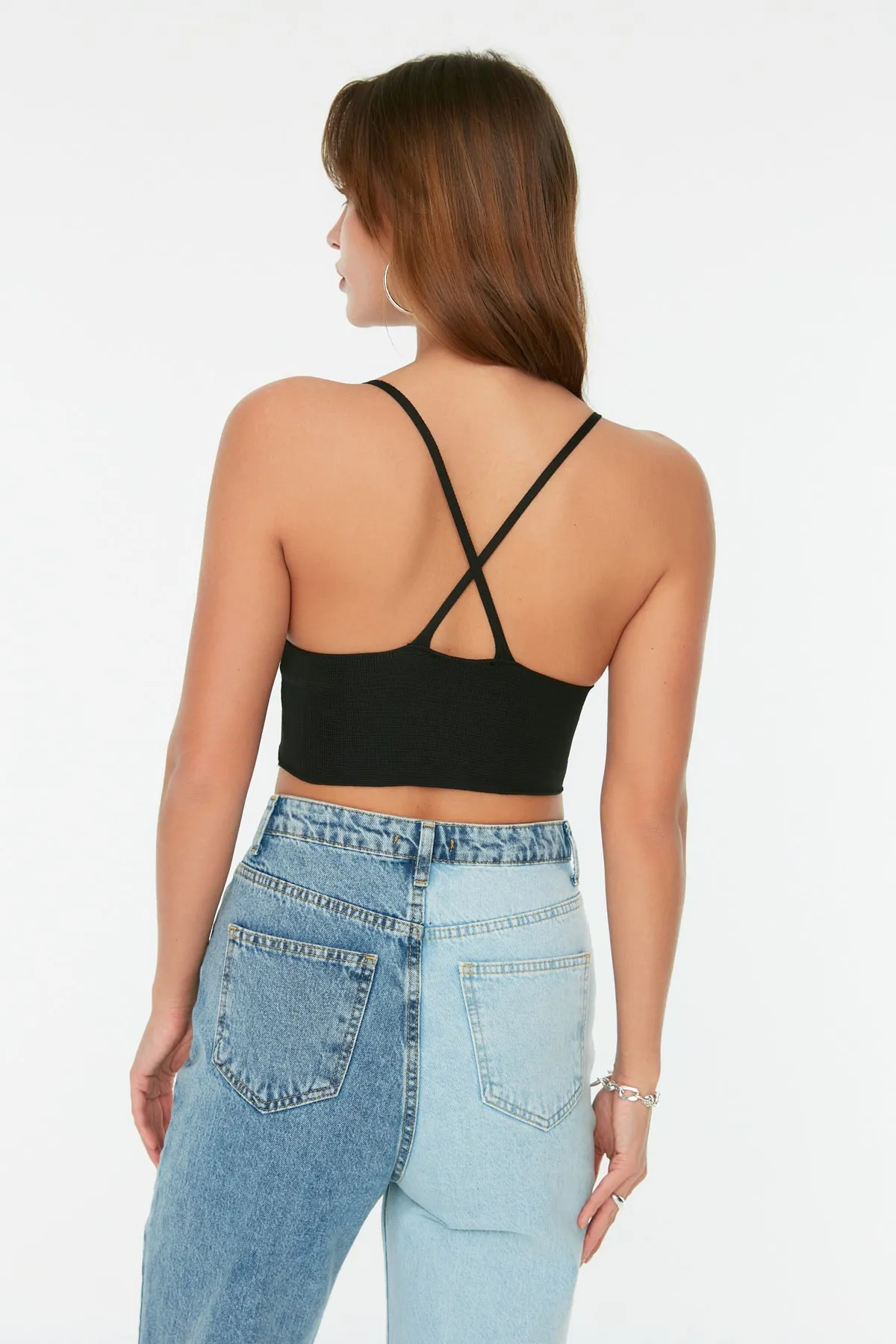 Trendyol Collection  Schwarze Strickpulloverbluse mit Super-Crop-Rückenausschnitt und detailliertem Schnitt TWOSS22BZ0760