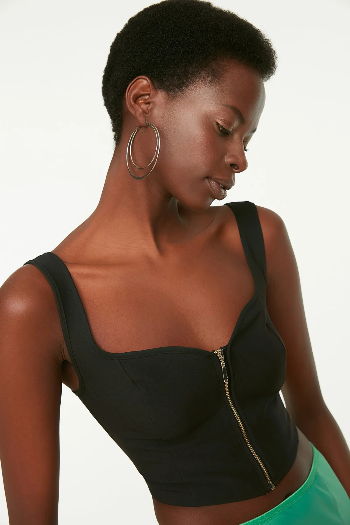 Trendyol Collection  Schwarze Crop-Webbluse TPRSS22BZ0108